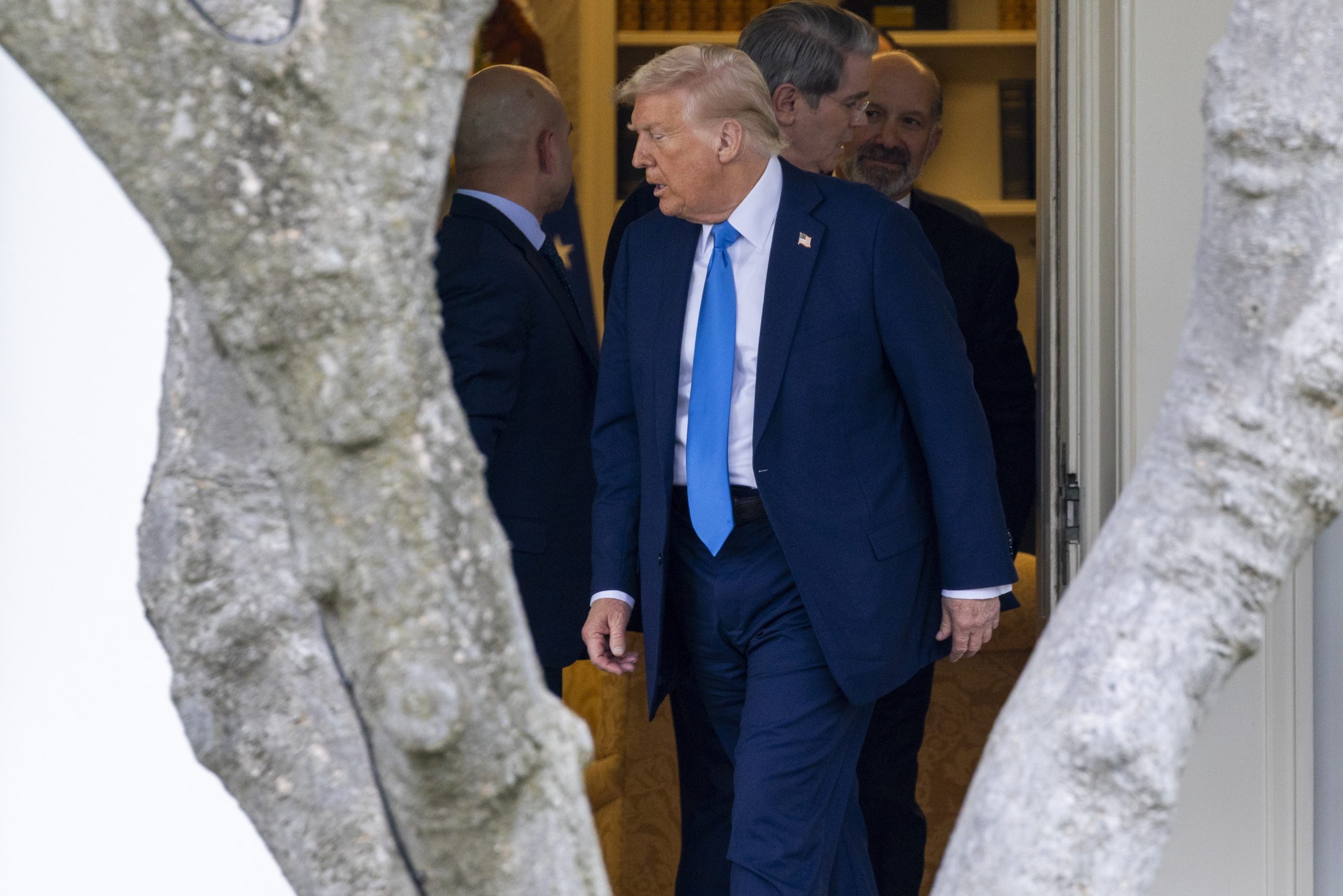 Constituição americana em risco? Ataque “sem precedentes” de Trump ao poder judicial ameaça Estado de Direito