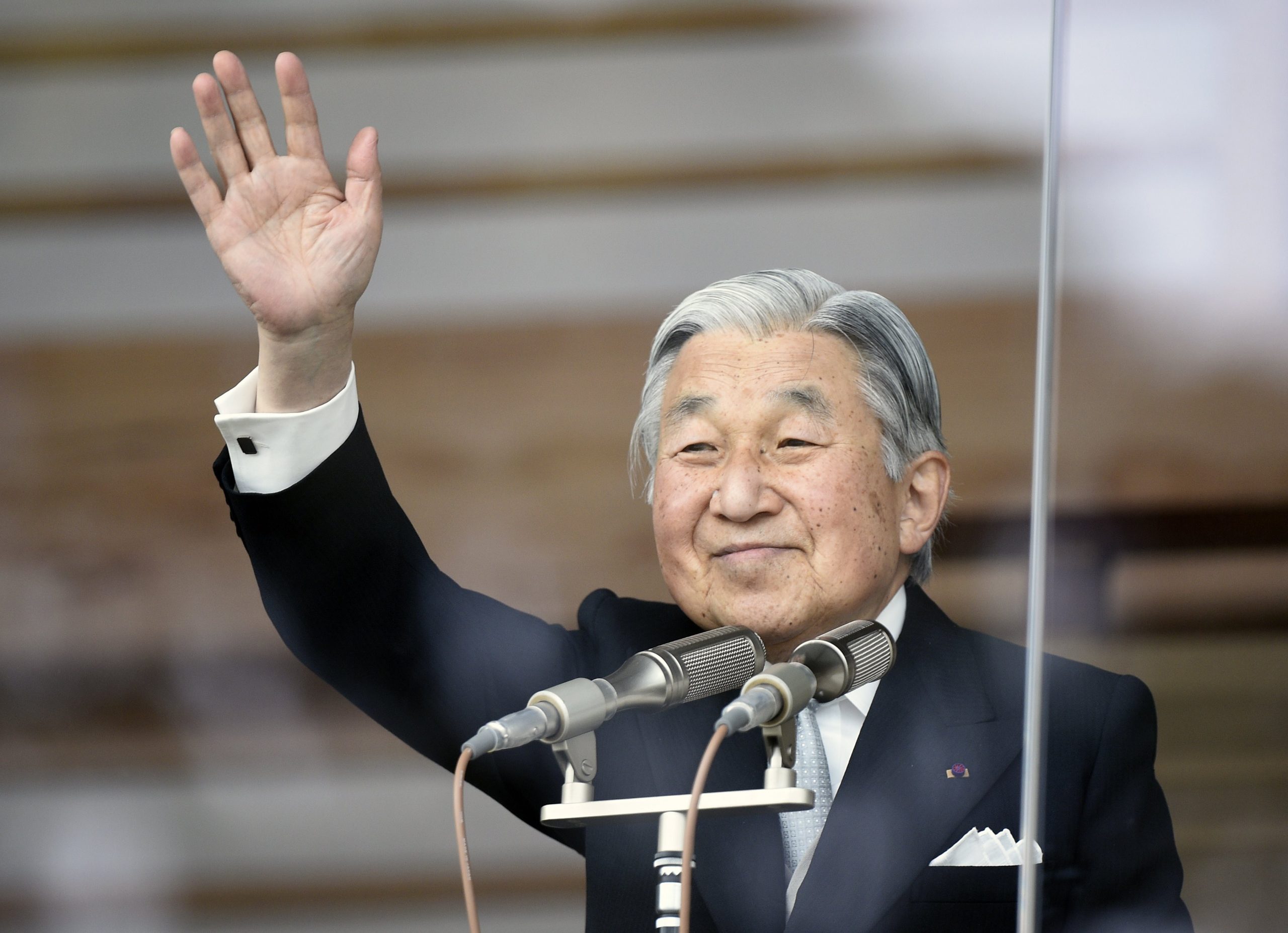 Japão: O imperador quer abdicar, mas o Governo tem de autorizar. A lei da exceção