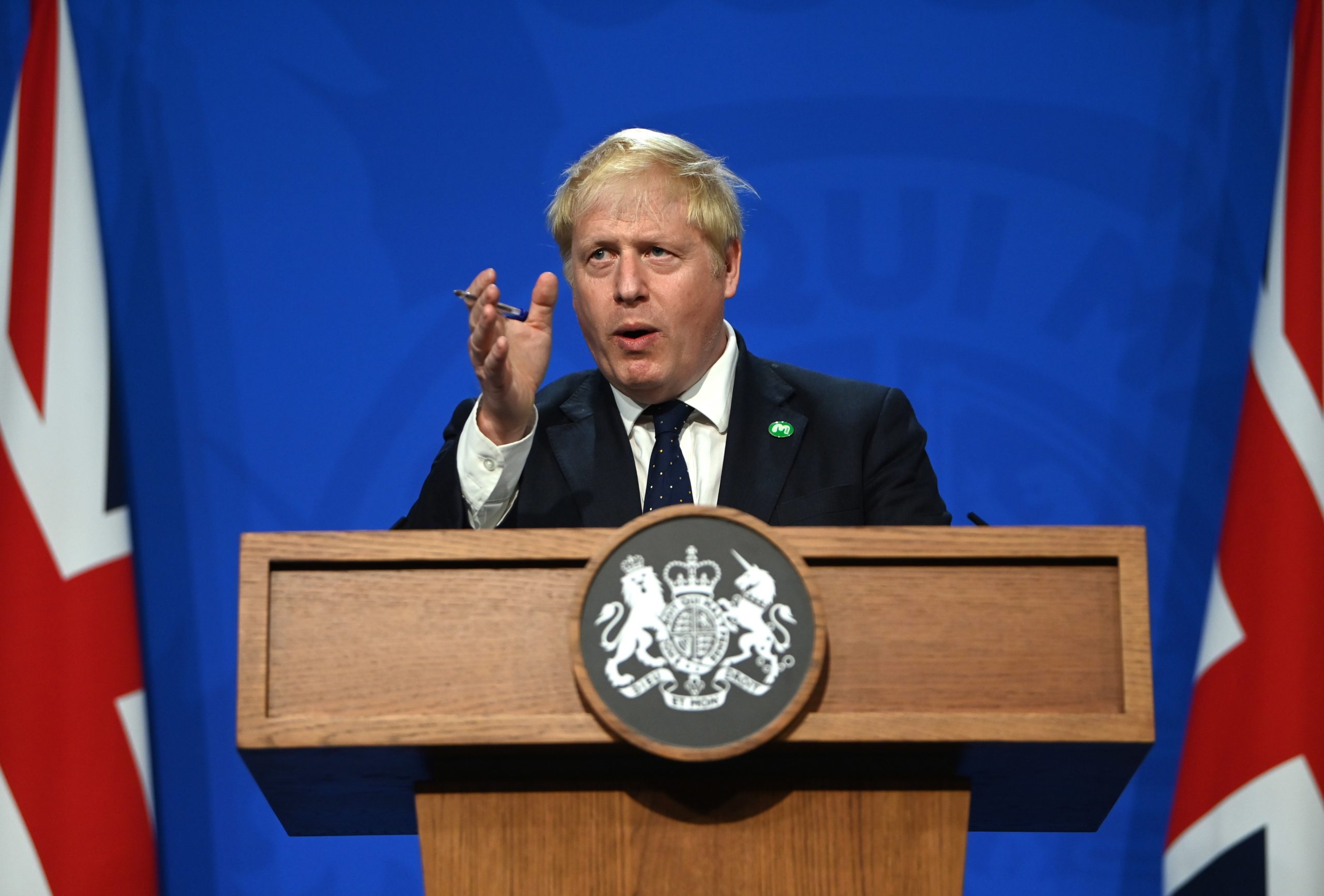 Boris Johnson “frustrado” com travessias ilegais do Canal da Mancha