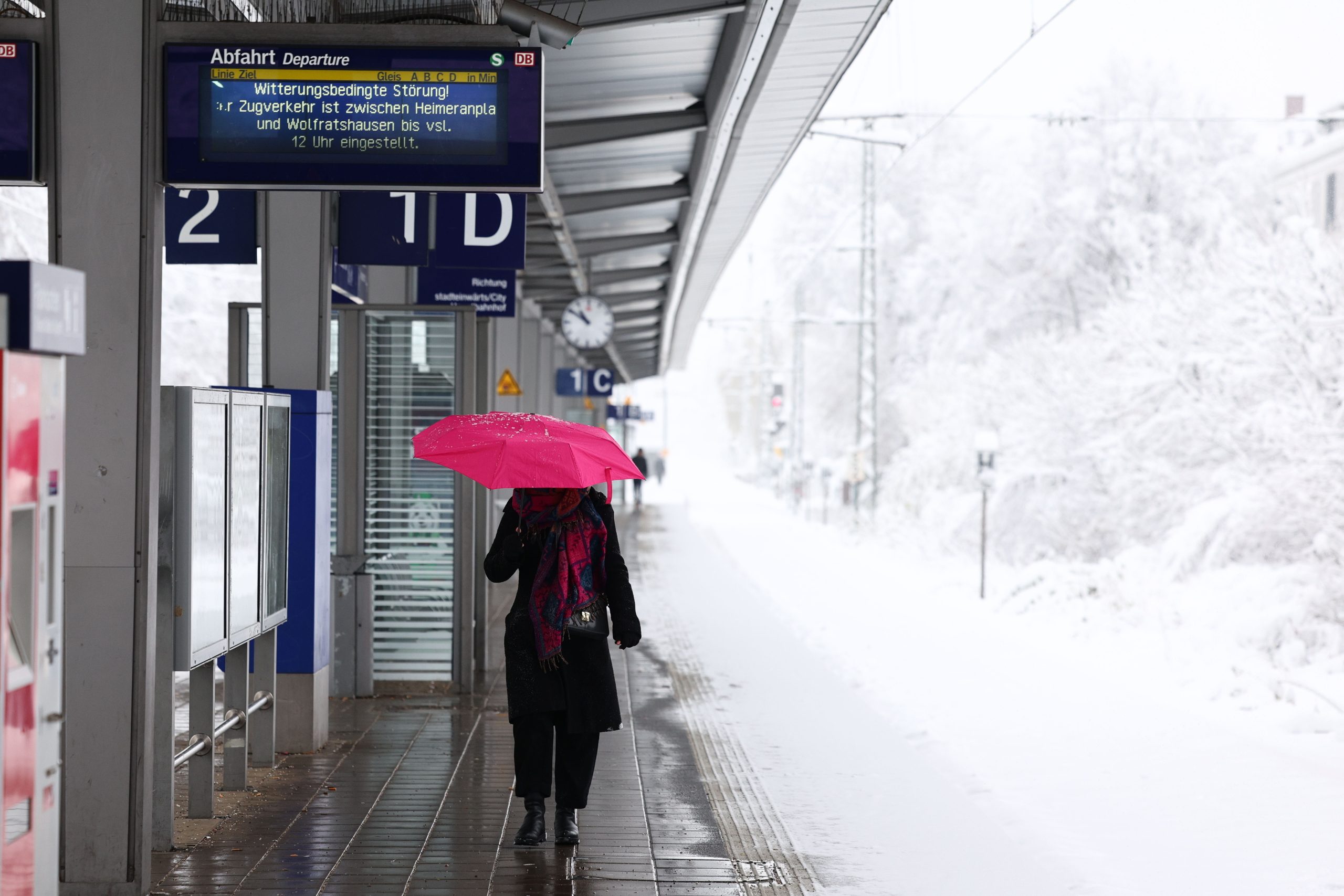 Passageiros no aeroporto de Munique retidos devido ao nevão deste fim-de-semana