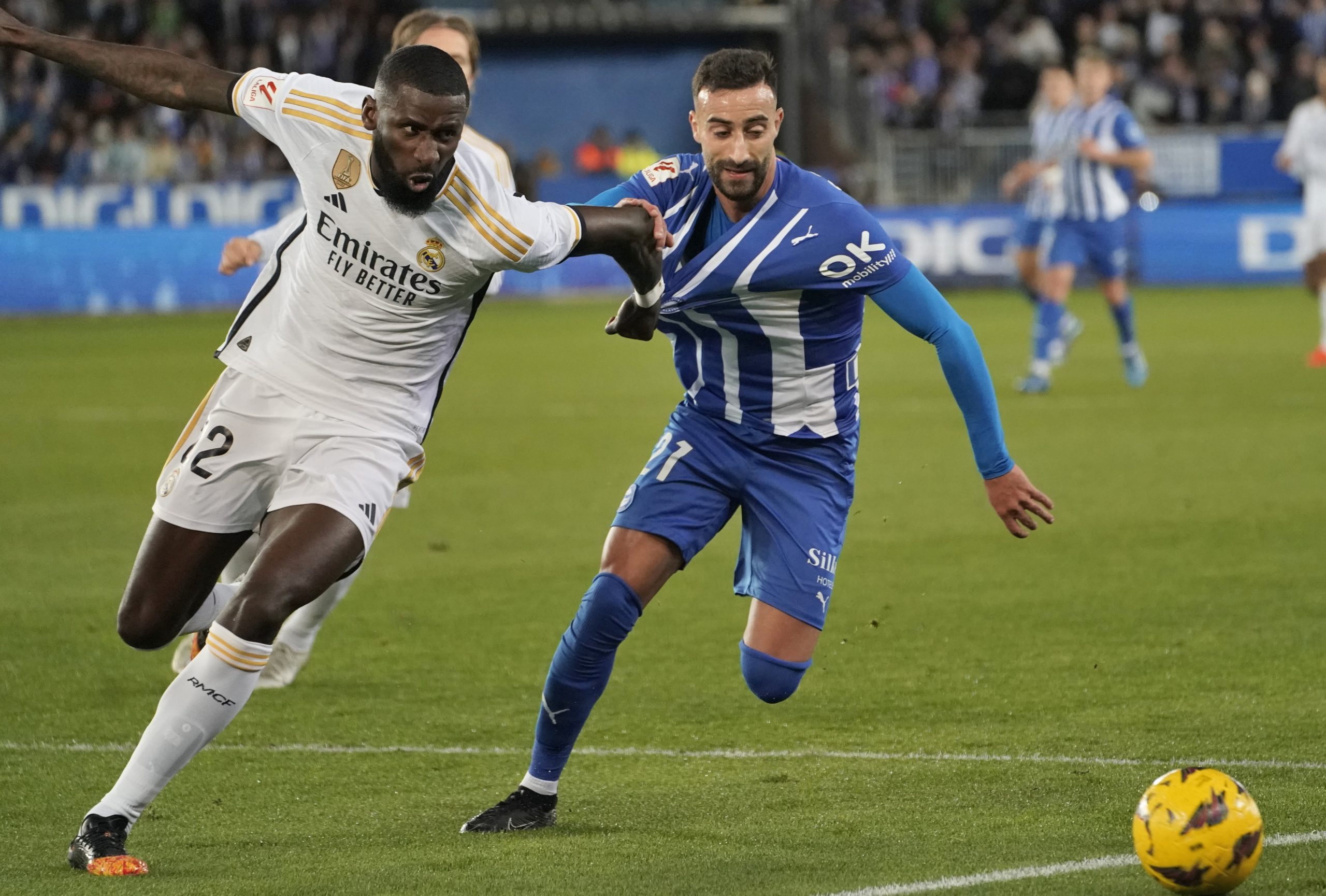 Real Madrid iguala Girona na liderança em Espanha após triunfo nos descontos