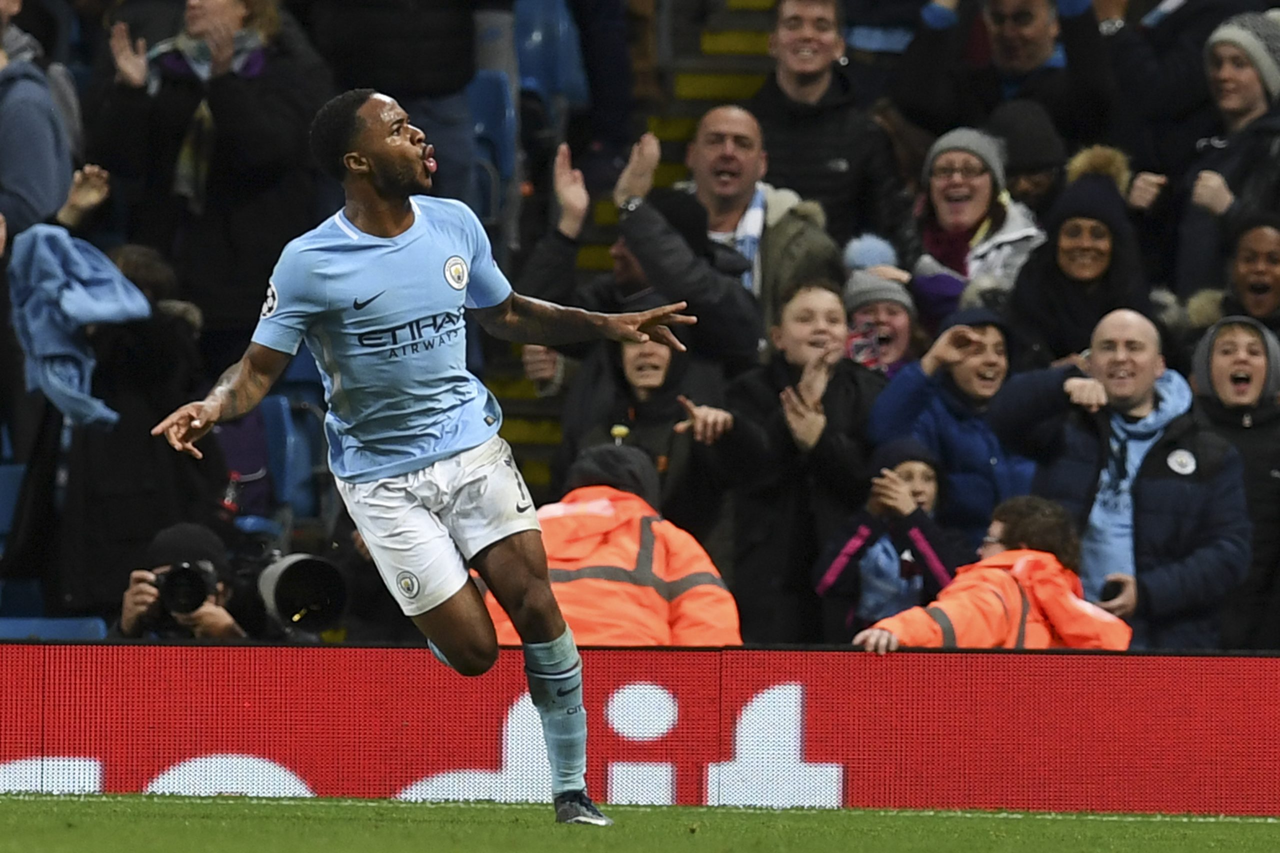 Sterling diz que racismo no futebol é um problema “longe de estar solucionado”