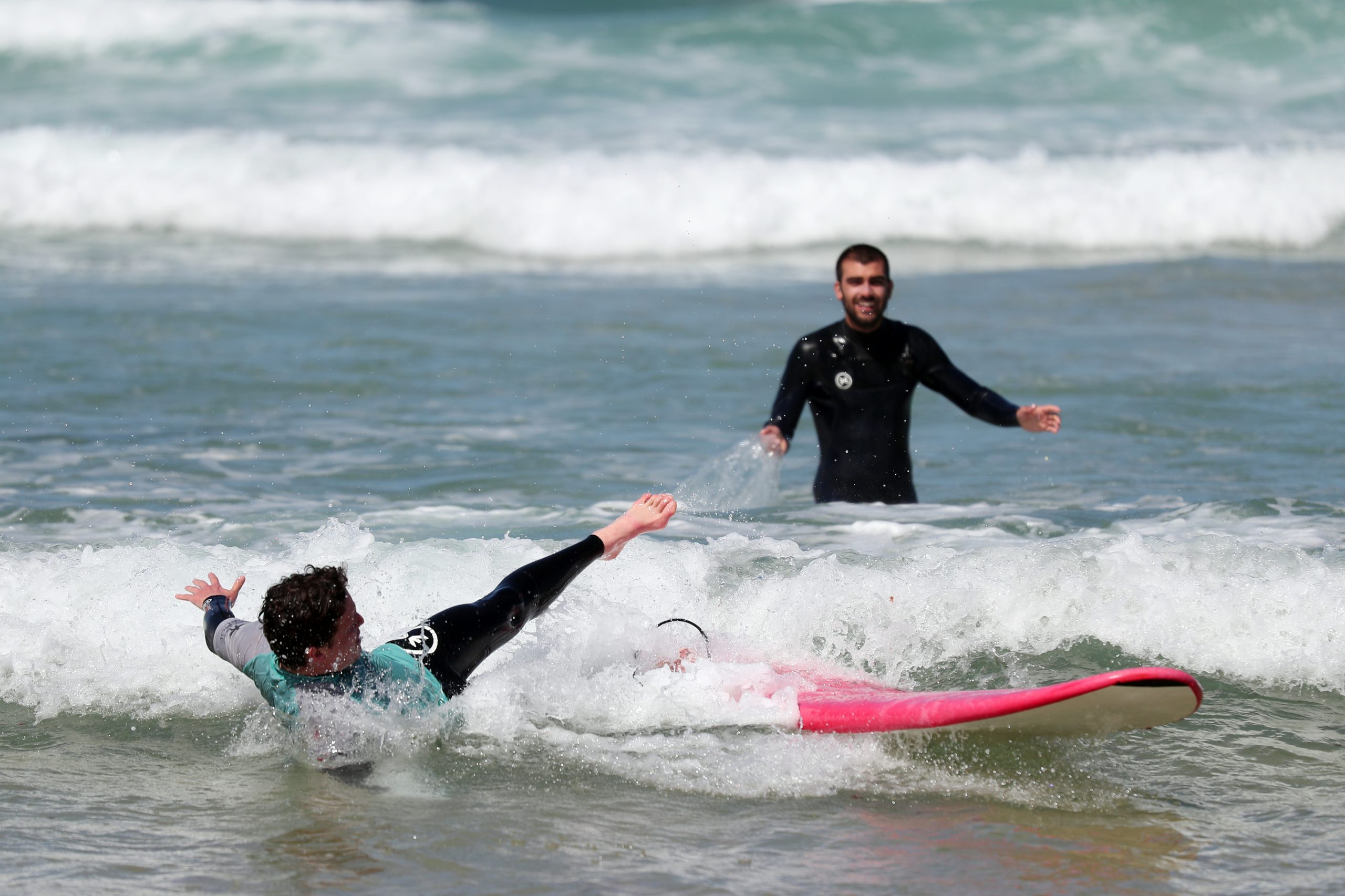 Aumento exponencial da quantidade de escolas de surf aumenta a pressão e diminui a qualidade do serviço