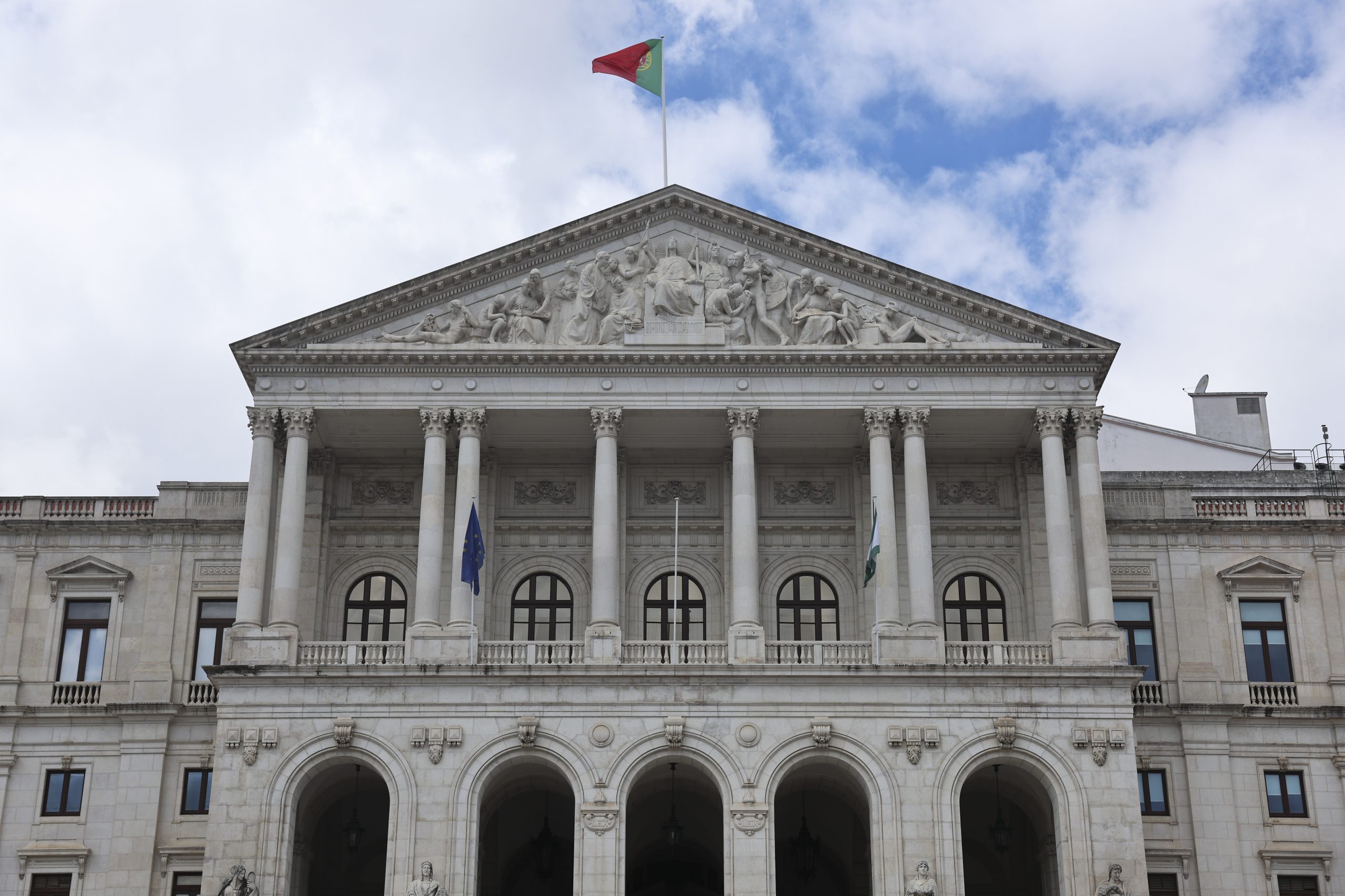 Aquilo que os políticos escondem — e não é segredo de Estado
