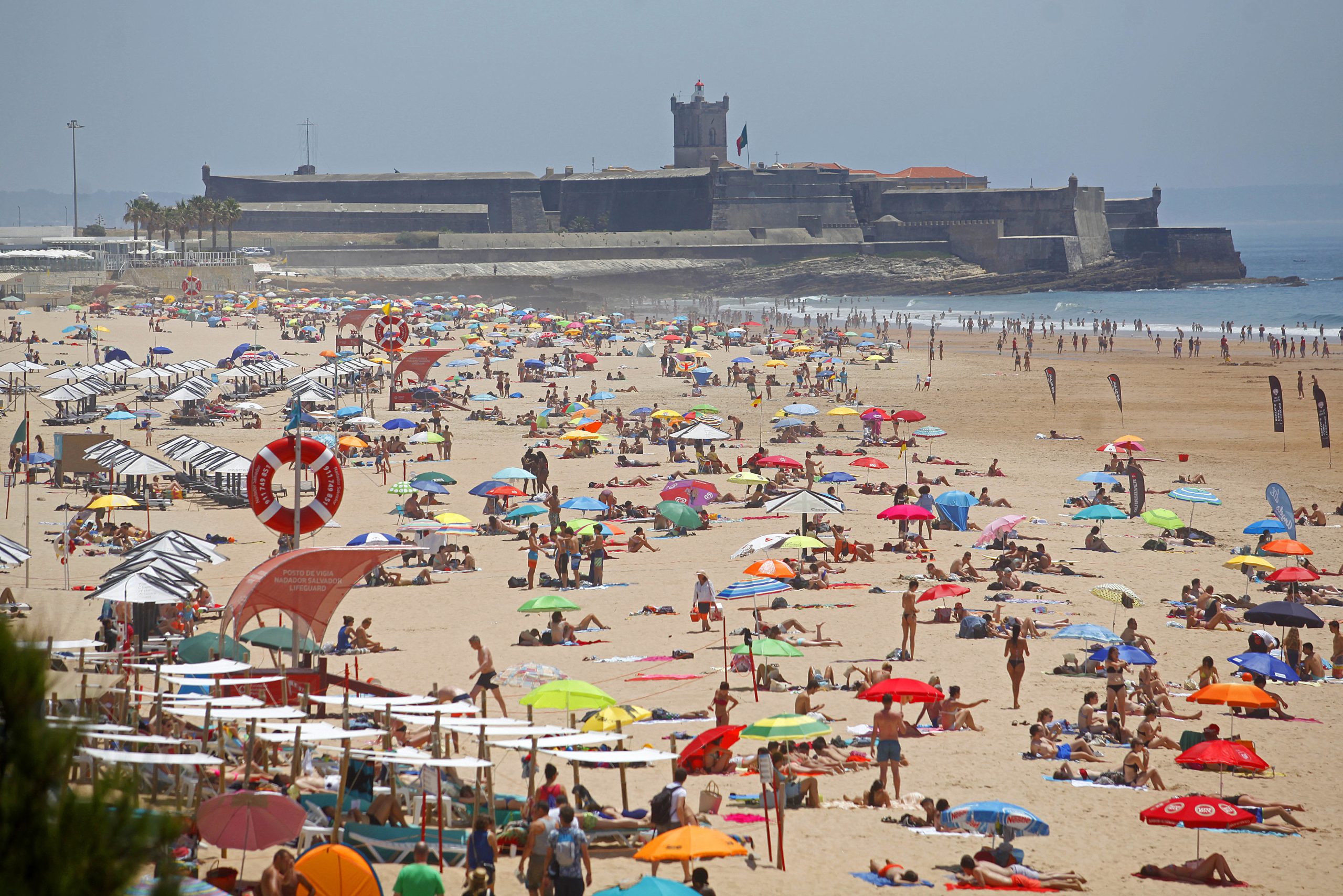 Época balnear arranca hoje em Cascais, mas na maioria das praias só em junho