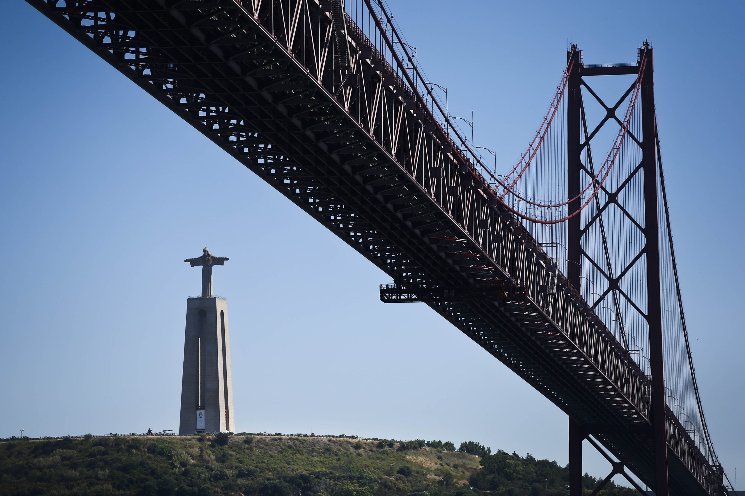 Ponte 25 de Abril: Trânsito condicionado devido a acidente. Ferido já foi transportado para o hospital