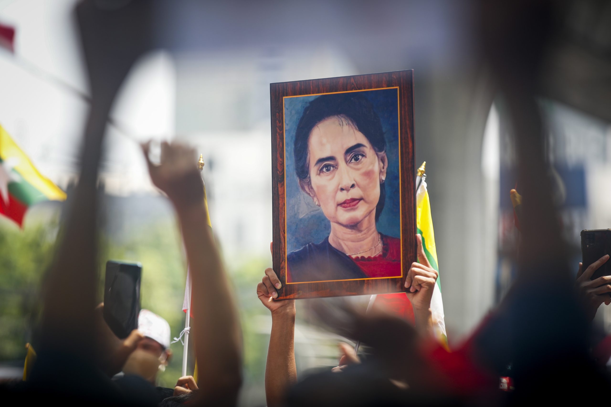 Tribunal de Myanmar condena Aung San Suu Kyi a três anos de prisão. A ex-líder cumpre já uma pena de 17 anos