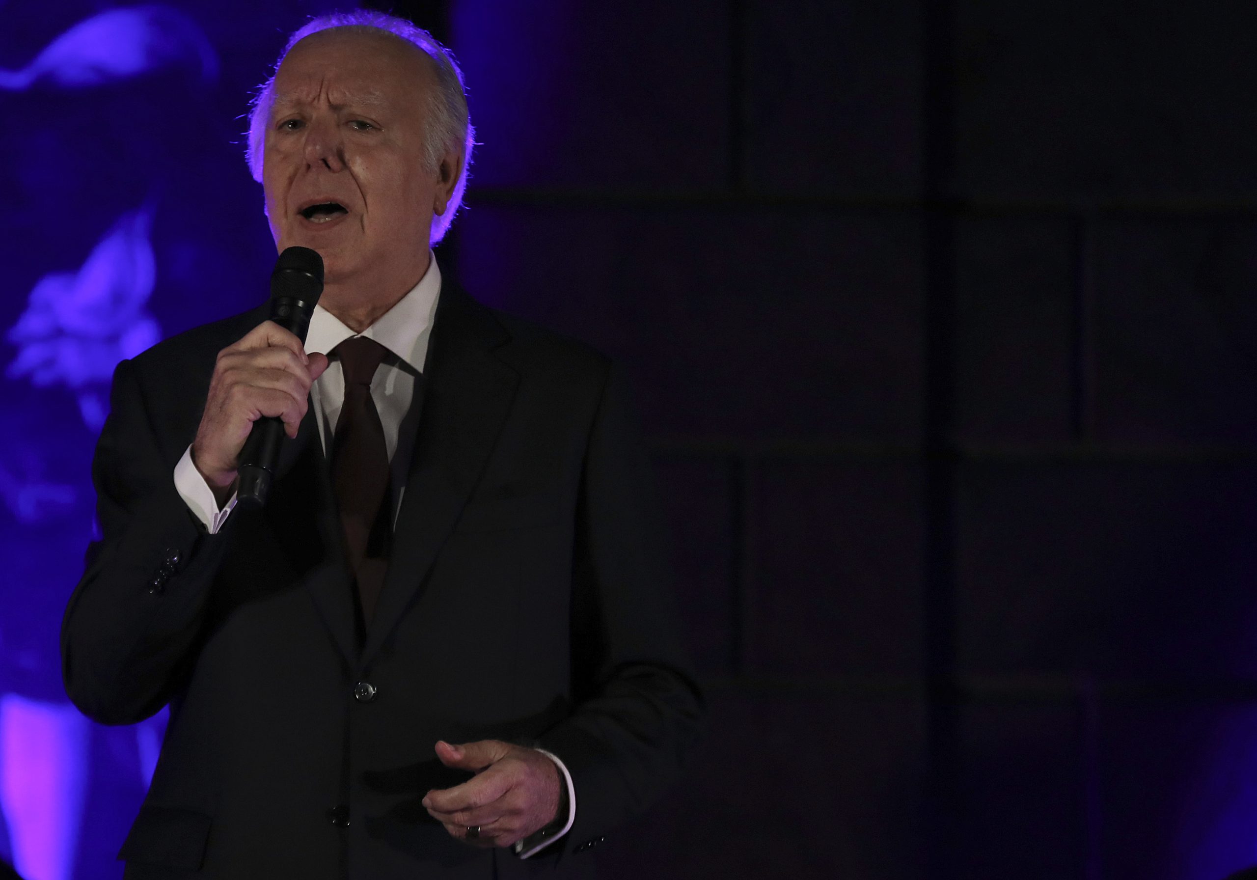 “É só uma saída de cena, dos palcos”. Carlos do Carmo despede-se com “Obrigado!”