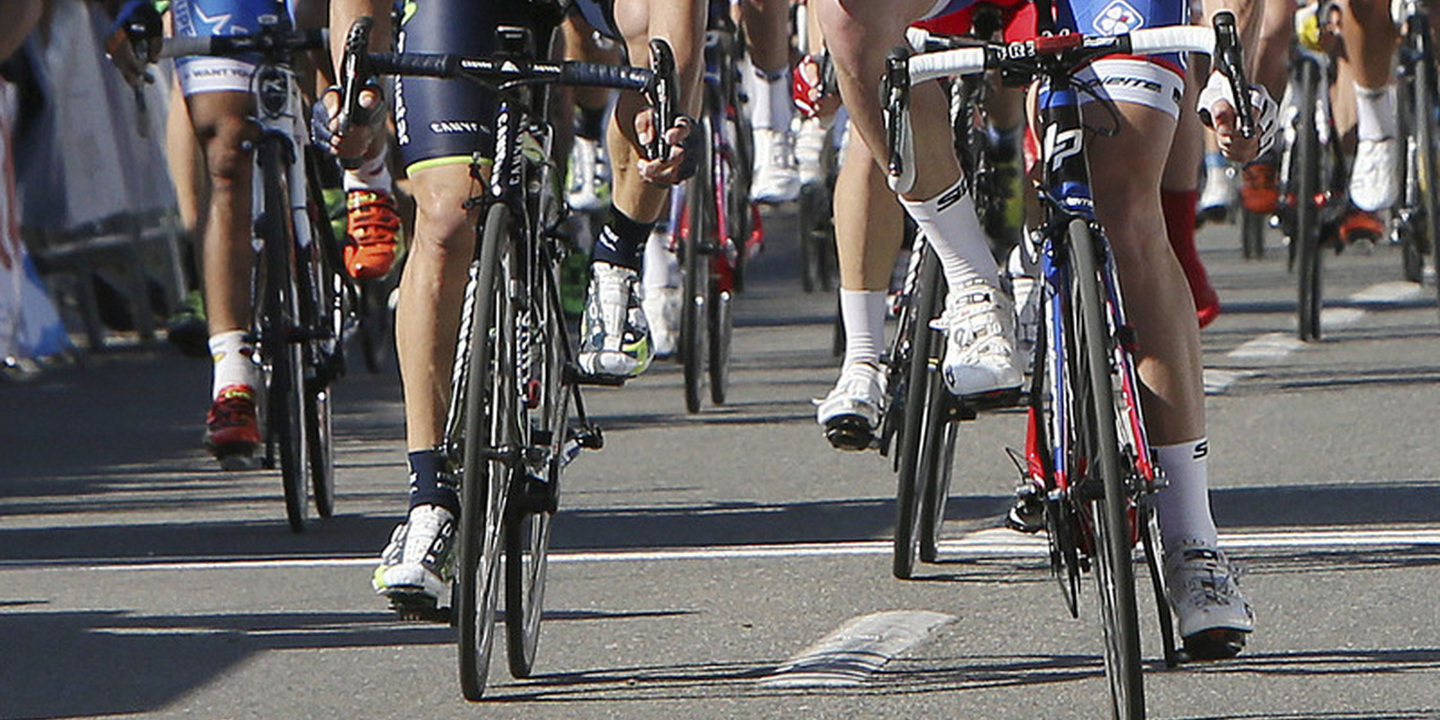 Volta ao Algarve: Van Aert vence ao sprint em Tavira e Martínez mantém