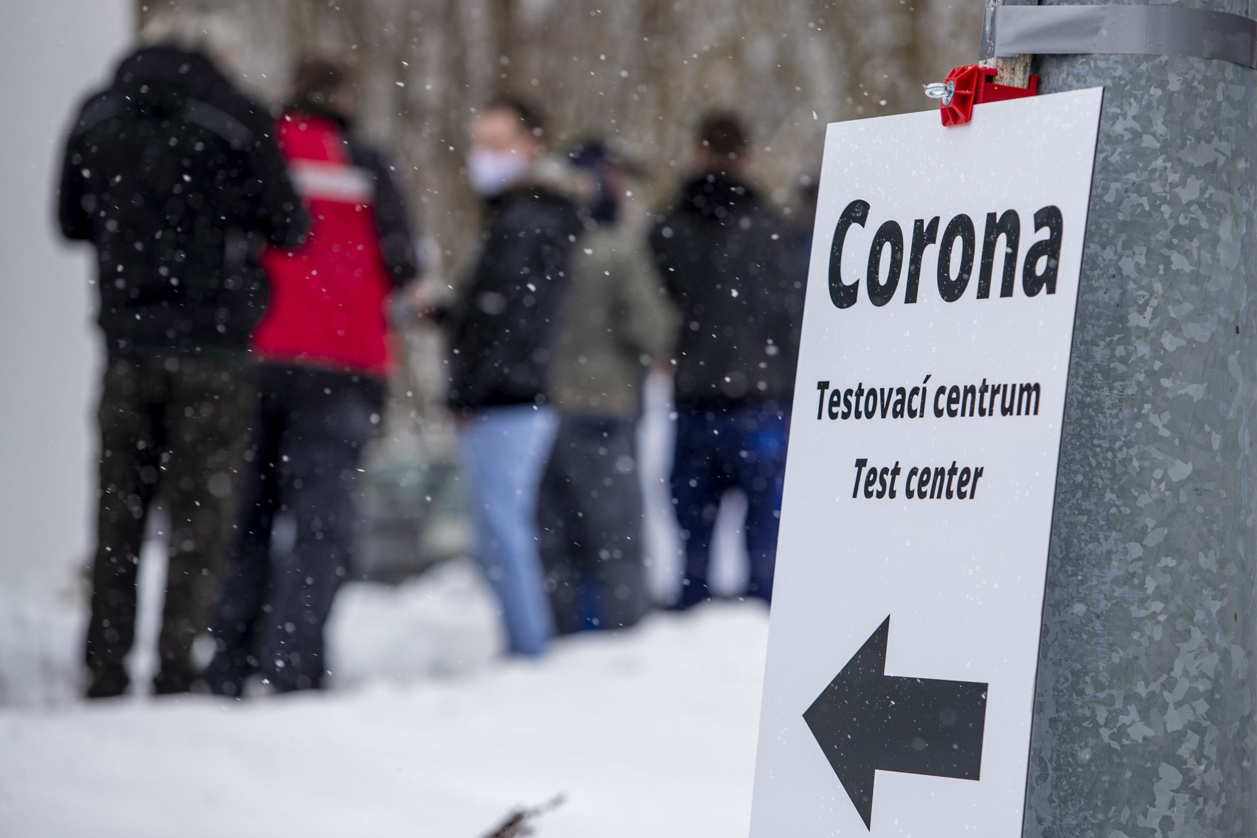 Covid-19: República Checa abandona estado de emergência em pico de contágios