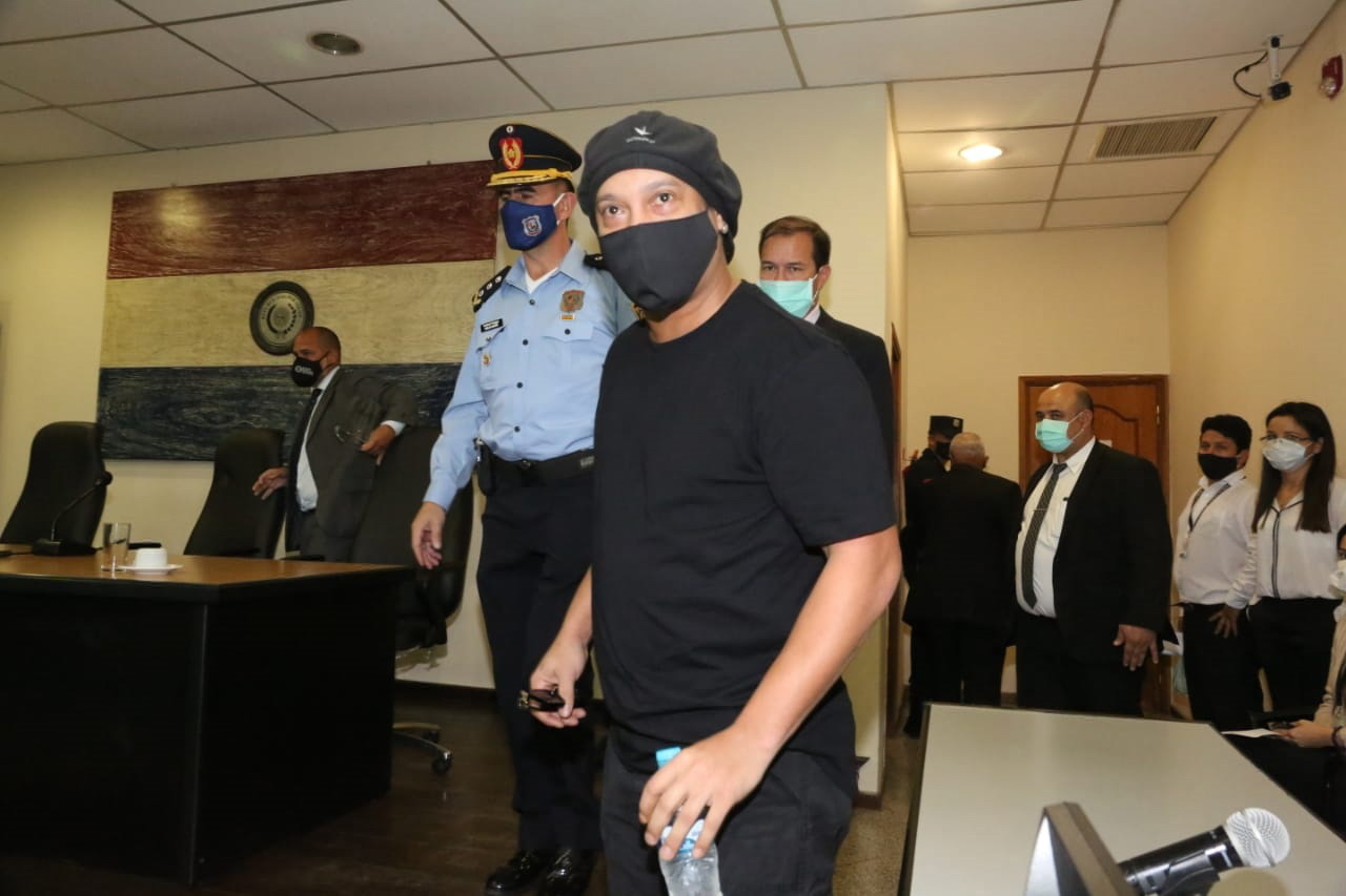 Ronaldinho sai em liberdade depois de seis meses detido no Paraguai