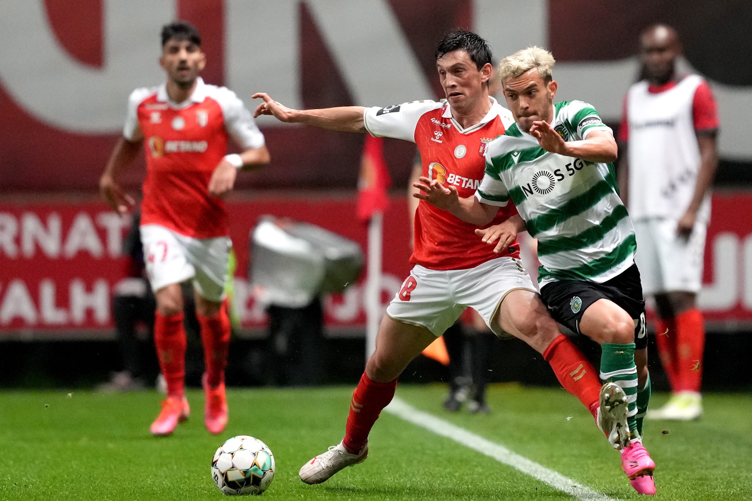 Sporting reduzido a 10 vence Braga e reforça liderança da I Liga