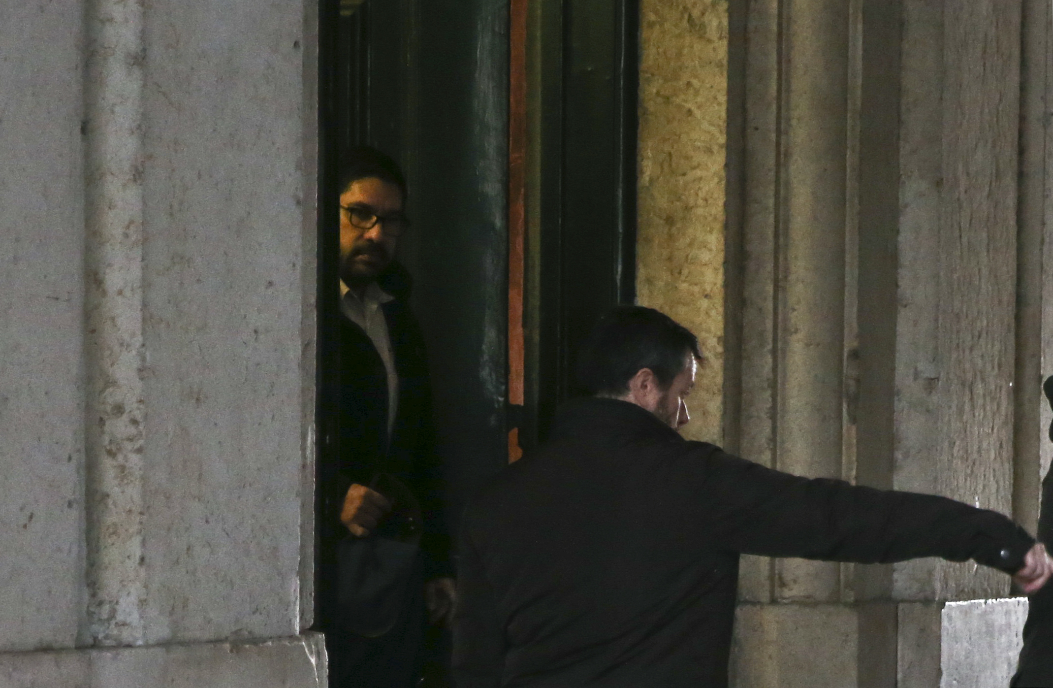 Operação Lava Jato. Procuradores pediram passaporte de filha de empresário para o forçar a entregar-se em Portugal