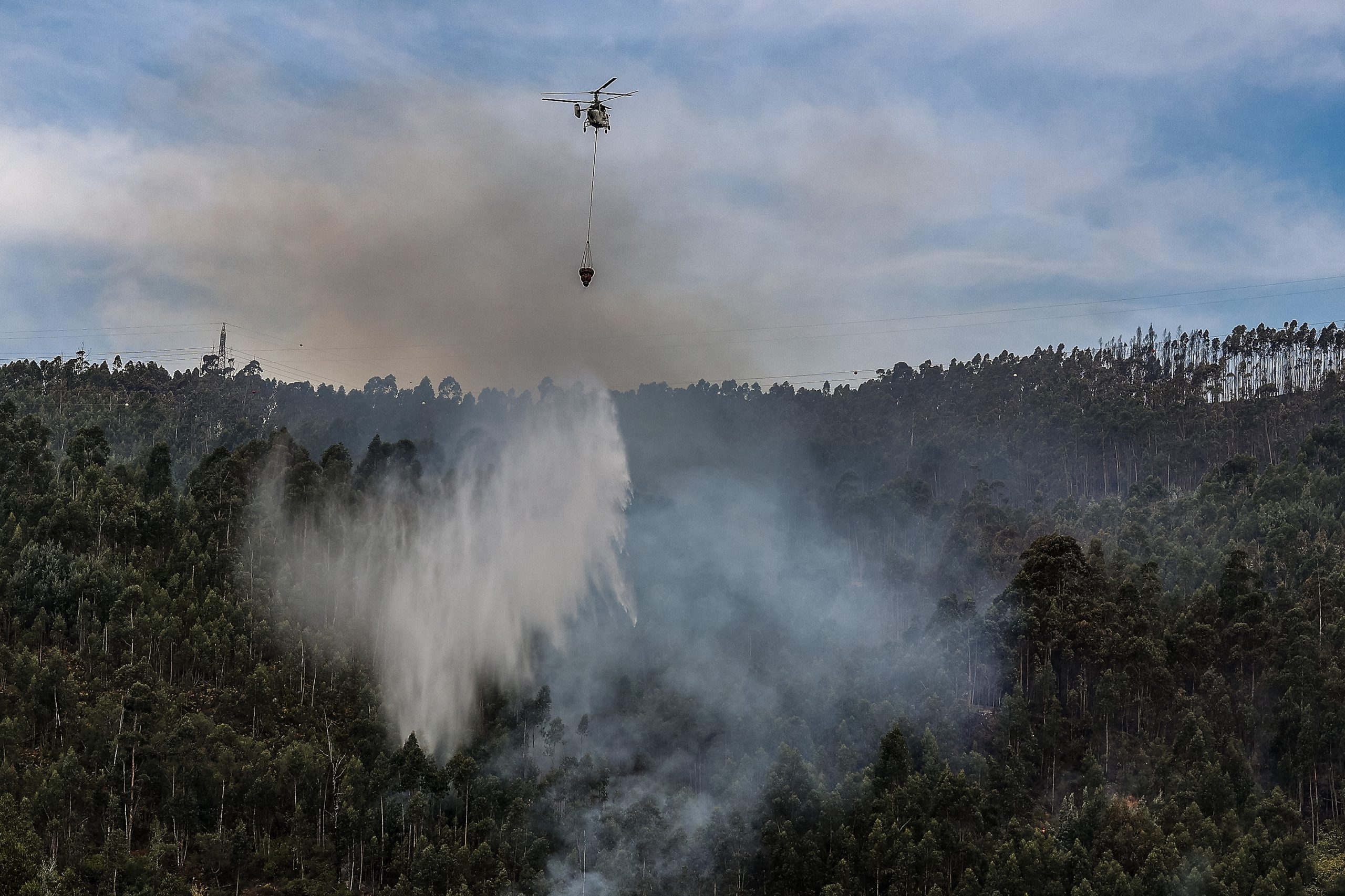 Fogo em Coimbra entrou em resolução, mas continuam mais de 500 bombeiros no terreno
