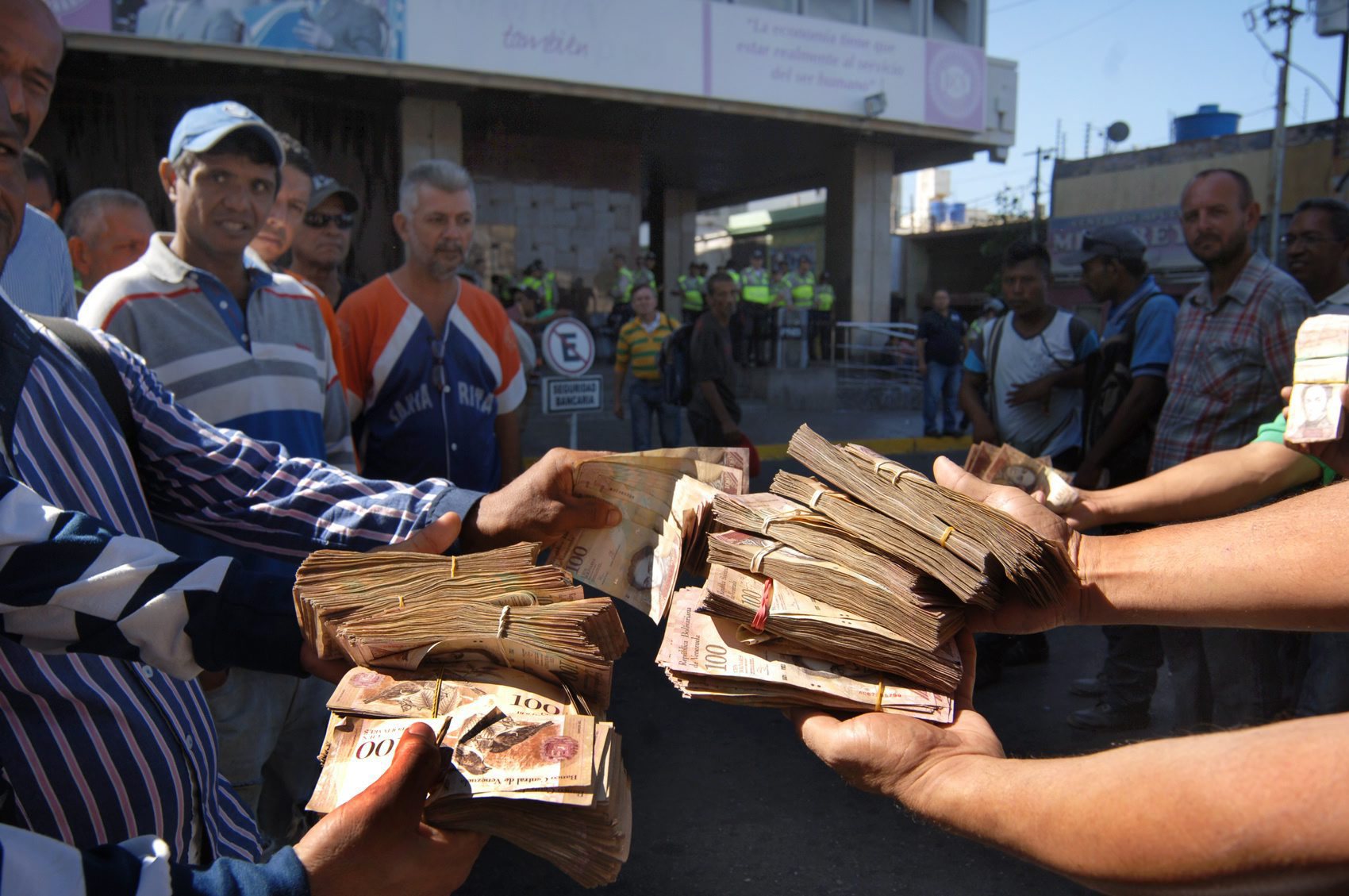 Venezuela: notas de cem bolívares vão continuar em circulação e fronteiras permanecem fechadas até 2 de janeiro
