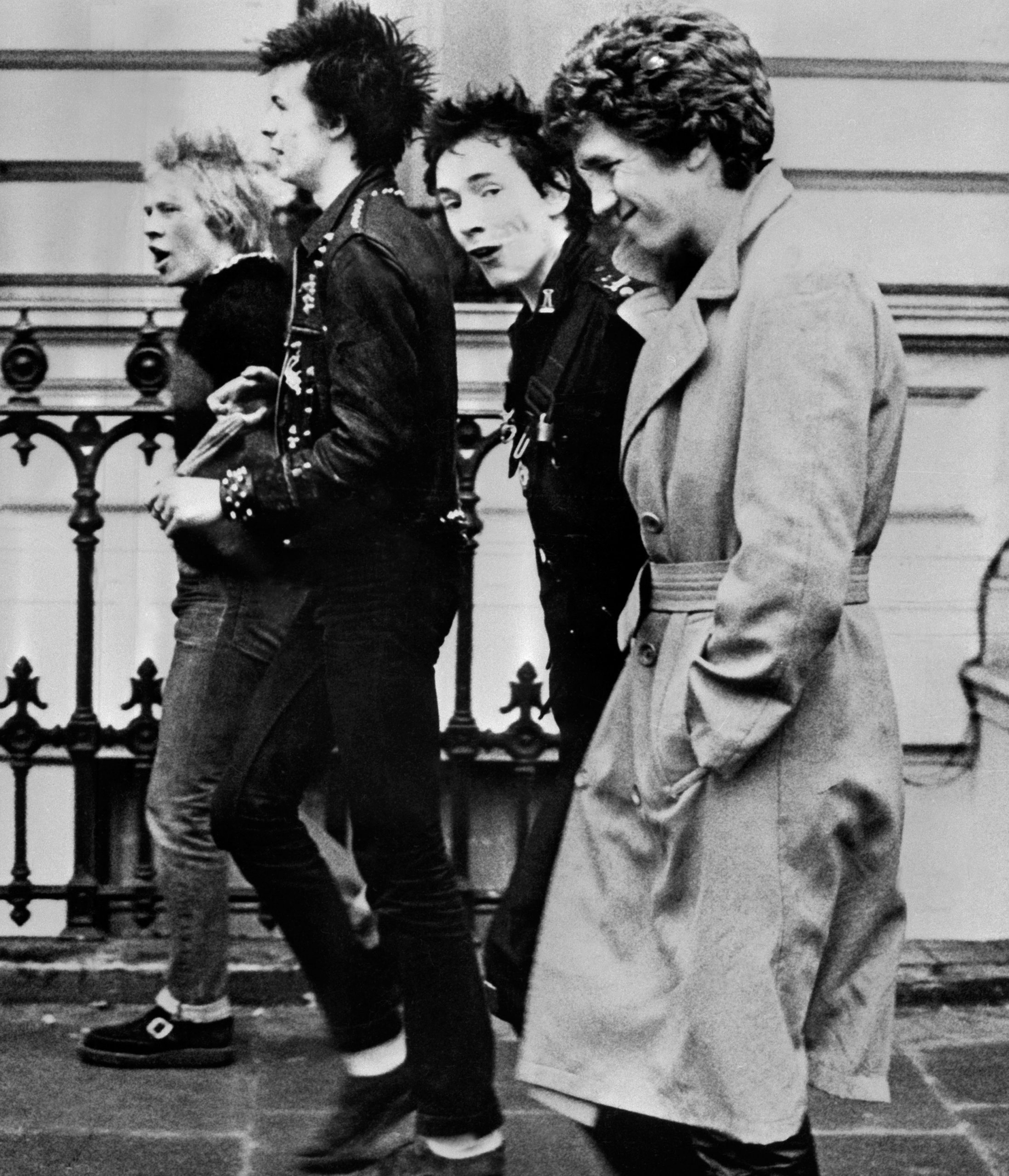 Steve Jones vence, Johnny Rotten perde. Justiça britânica encerra disputa entre membros dos Sex Pistols
