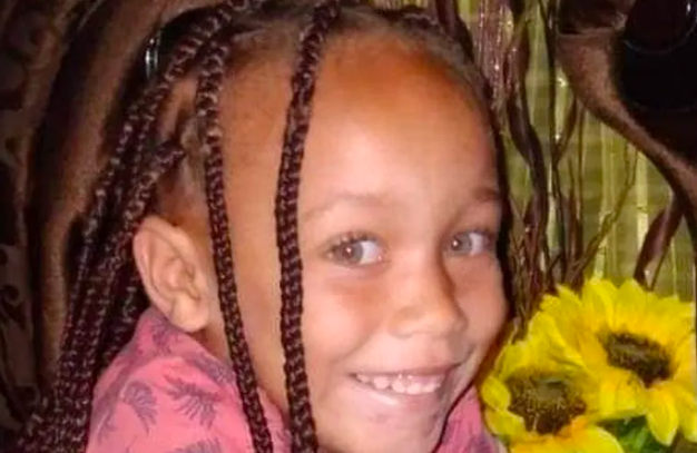 Mãe de menina de seis anos desaparecida na África do Sul acusada de tráfico de seres humanos e rapto