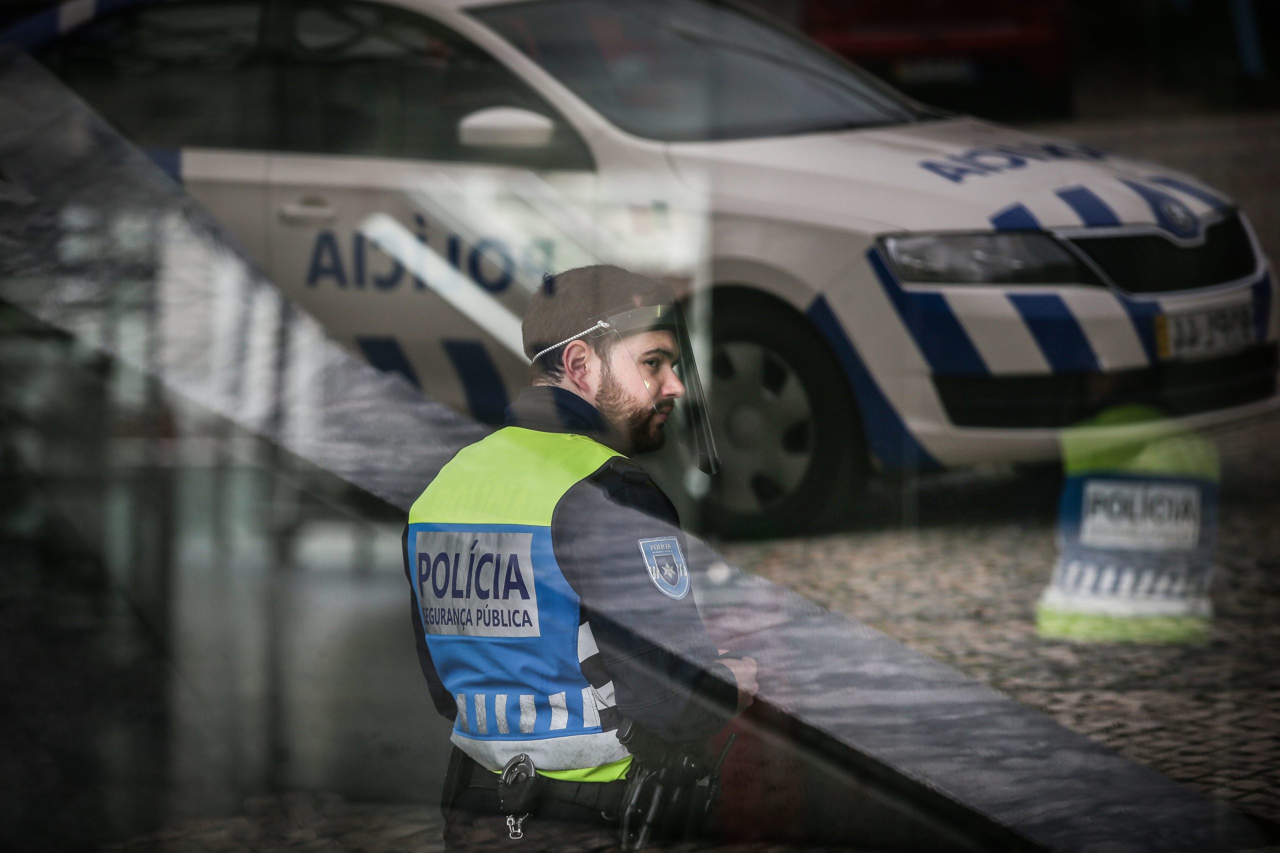 Detidos dois homens por resistência às autoridades em festa em Queluz