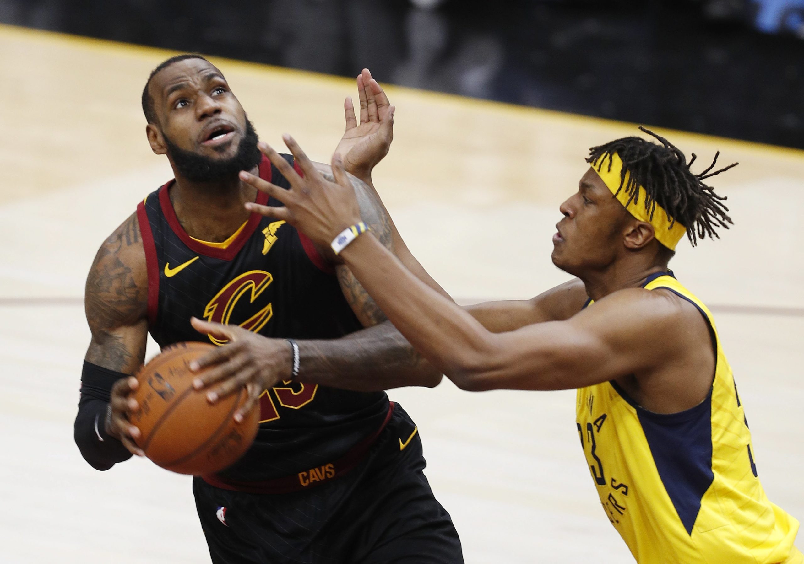 LeBron James coloca Cavaliers nas meias-finais de conferência da NBA