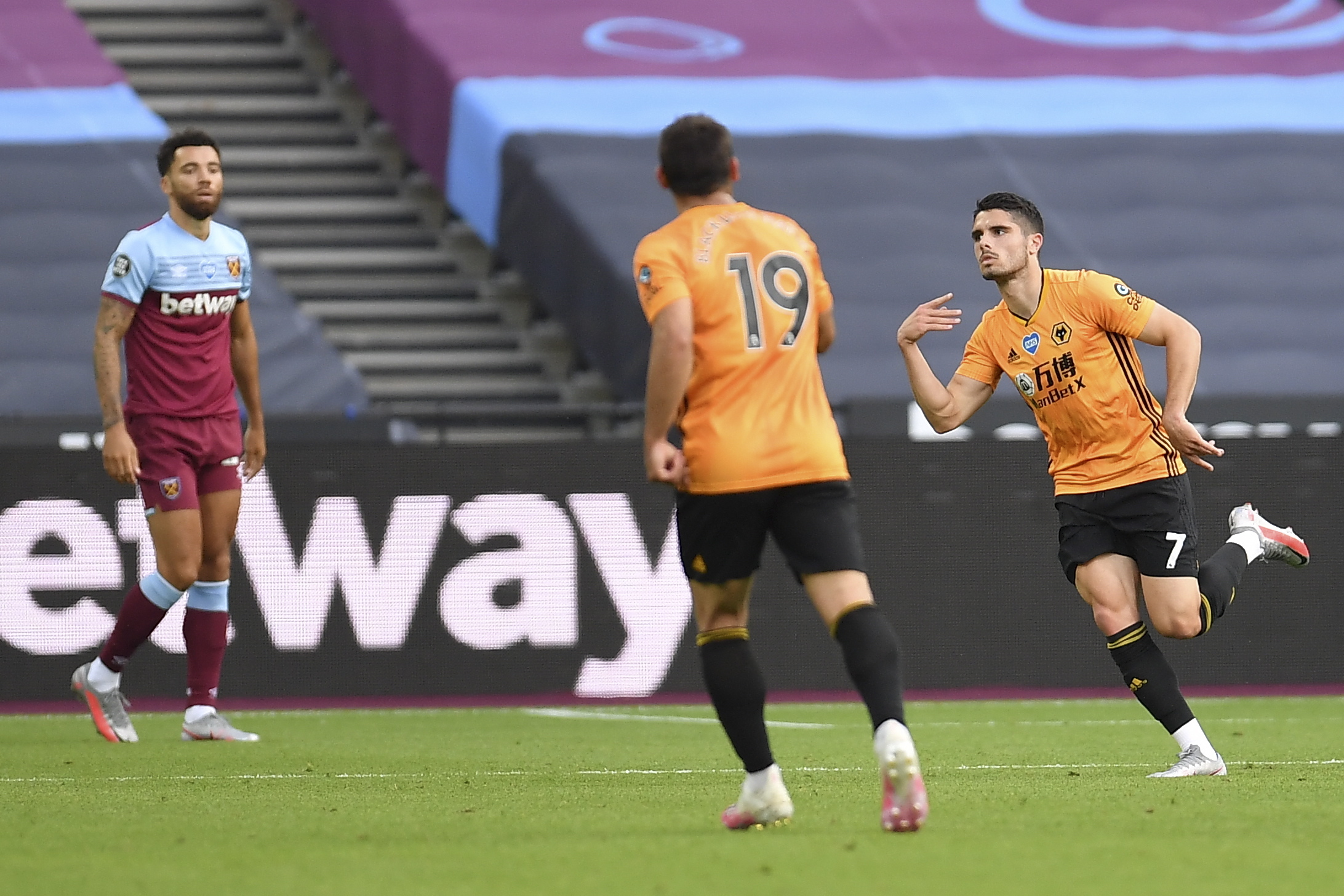 Pedro Neto e Raúl Jiménez marcam na vitória do Wolves