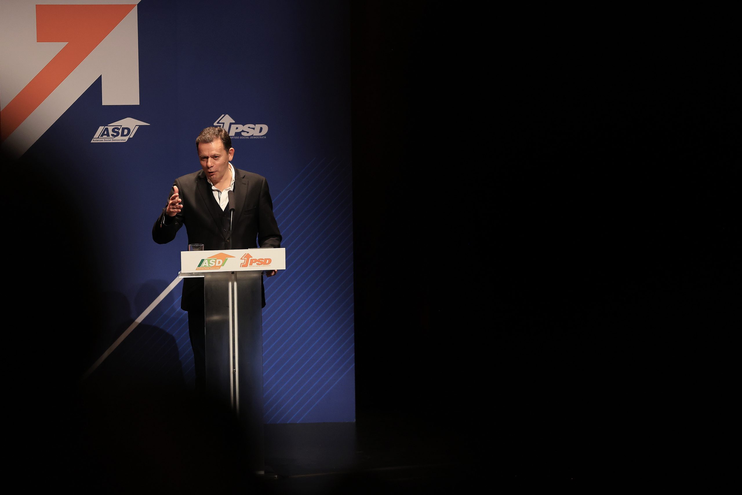 Com Marques Mendes na primeira fila, Montenegro diz que candidato presidencial do PSD “está perto”