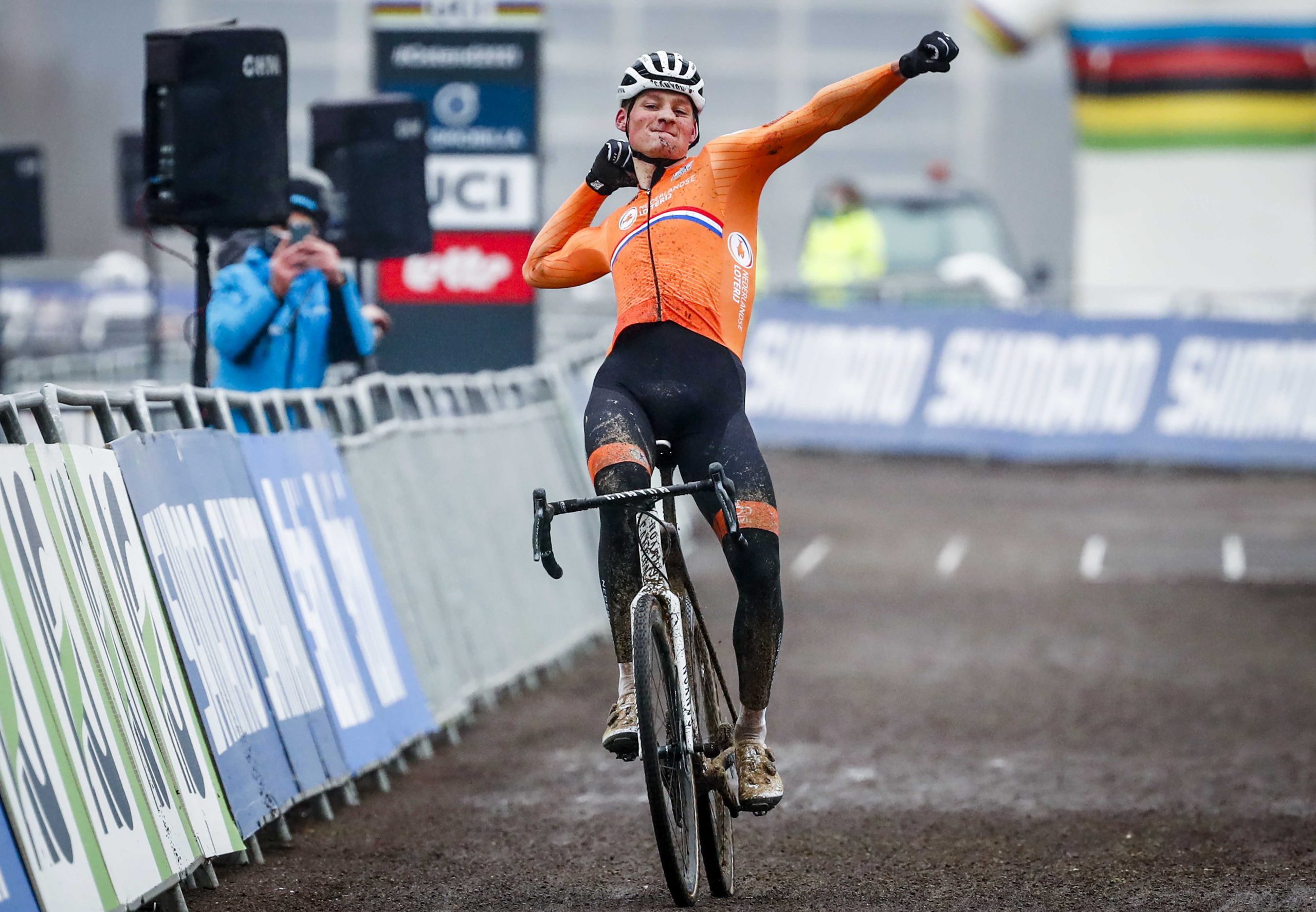 Mathieu van der Poel sagra-se campeão do mundo de ciclocrosse pela quarta vez