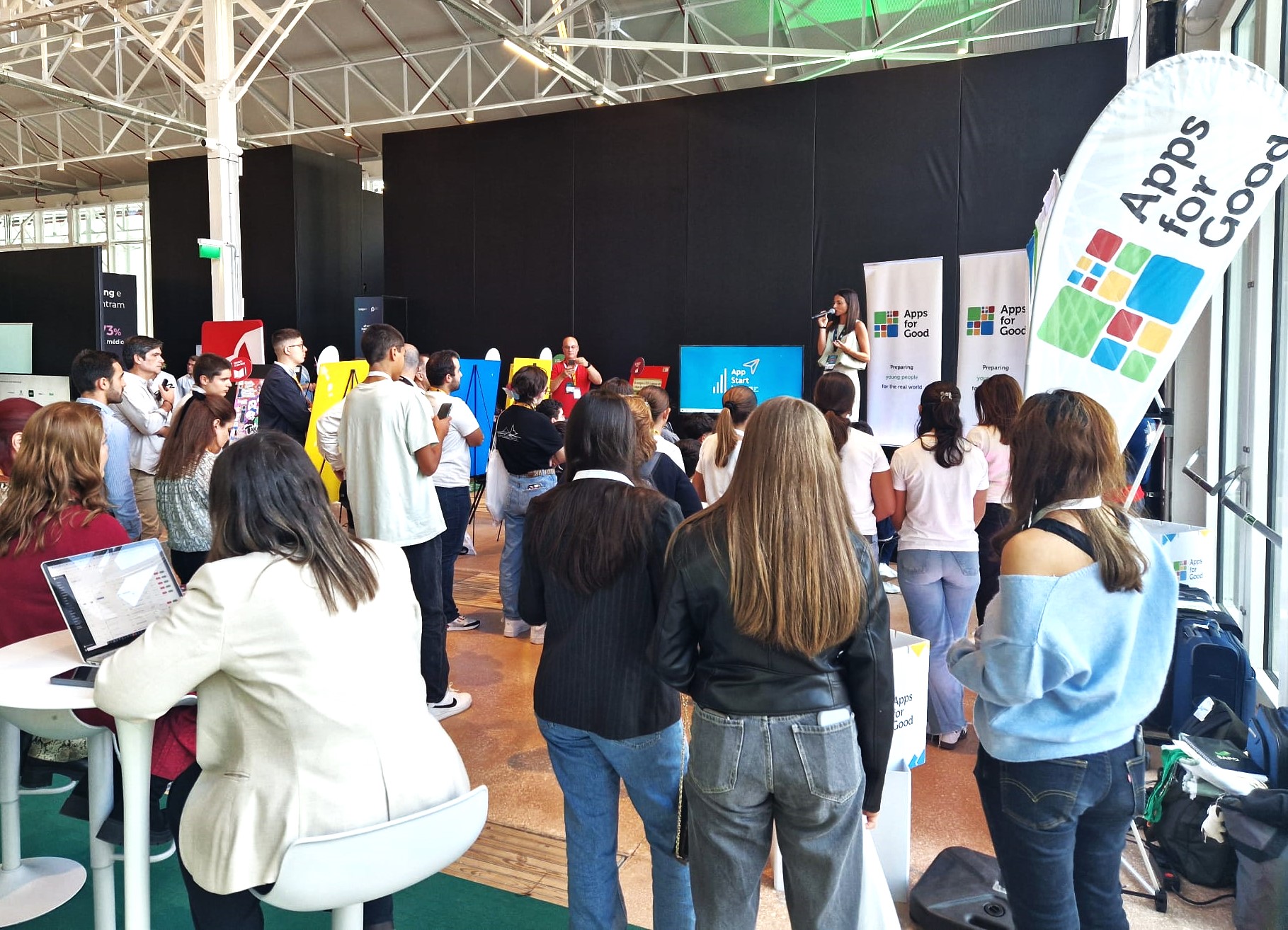 Jovens levam 13 aplicações inovadoras ao Portugal Digital Summit