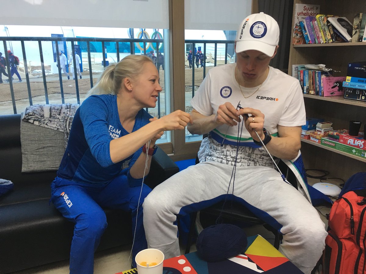 Pyeongchang2018. Nos intervalos das provas, os atletas finlandeses estão a tricotar uma manta para o filho do presidente