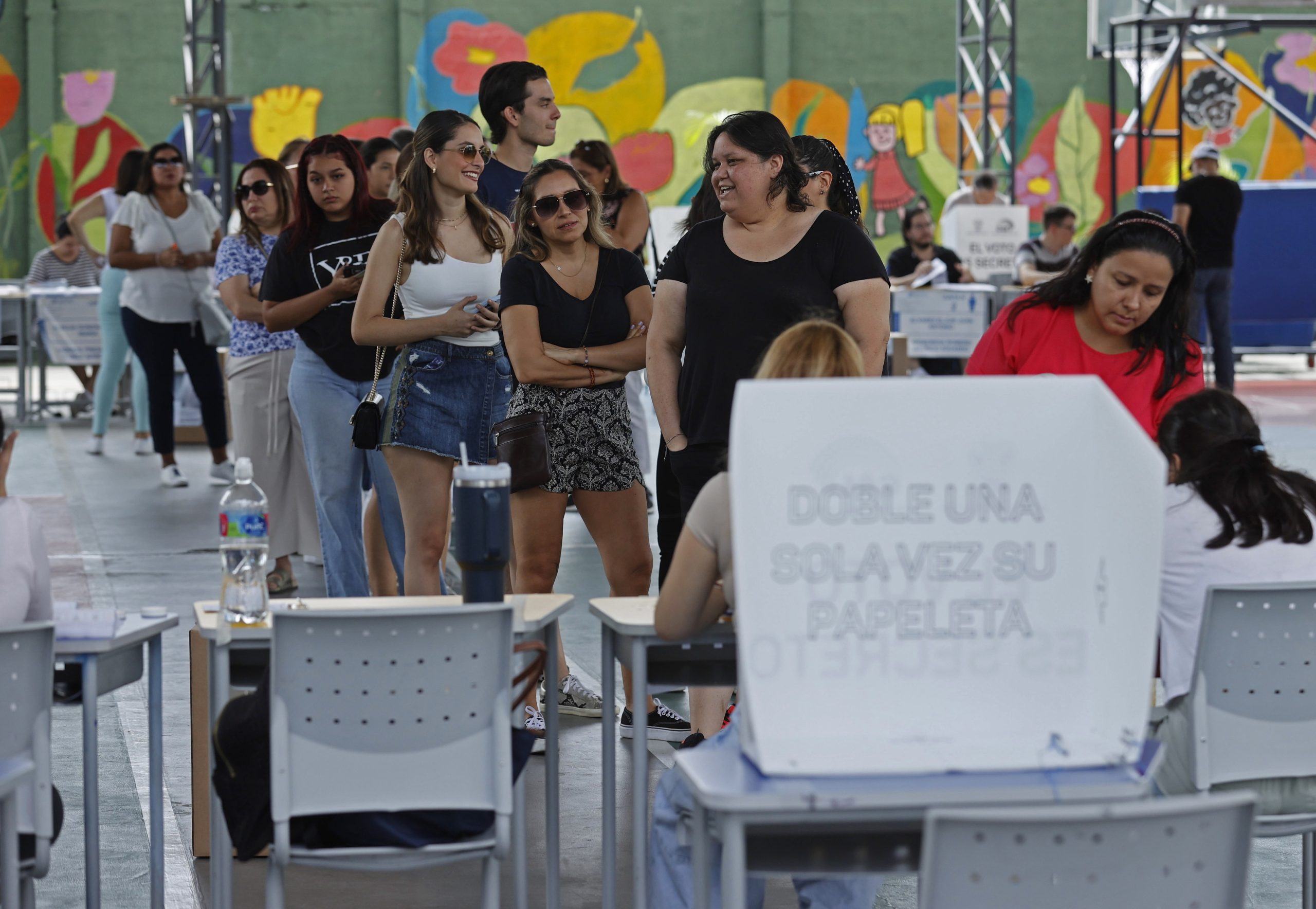 Presidenciais no Equador vão a segunda volta em outubro, com confronto entre esquerda e direita