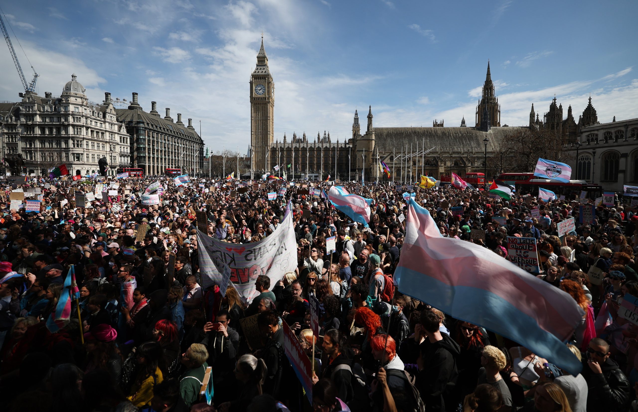 “As mulheres trans são mulheres”: Milhares manifestam-se em Londres pelos direitos das pessoas transgénero