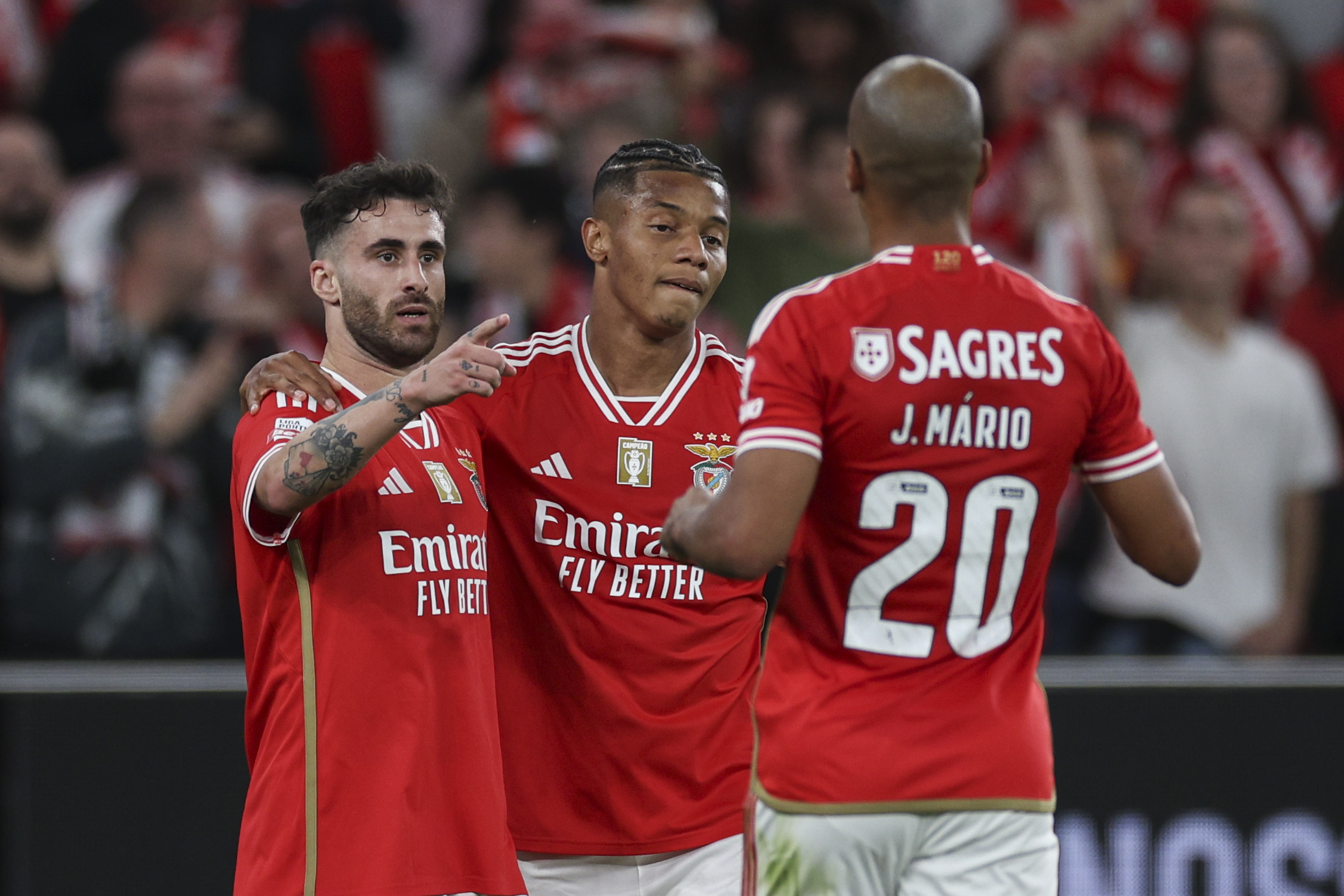 Benfica goleia Vizela e isola-se provisoriamente na liderança da I Liga