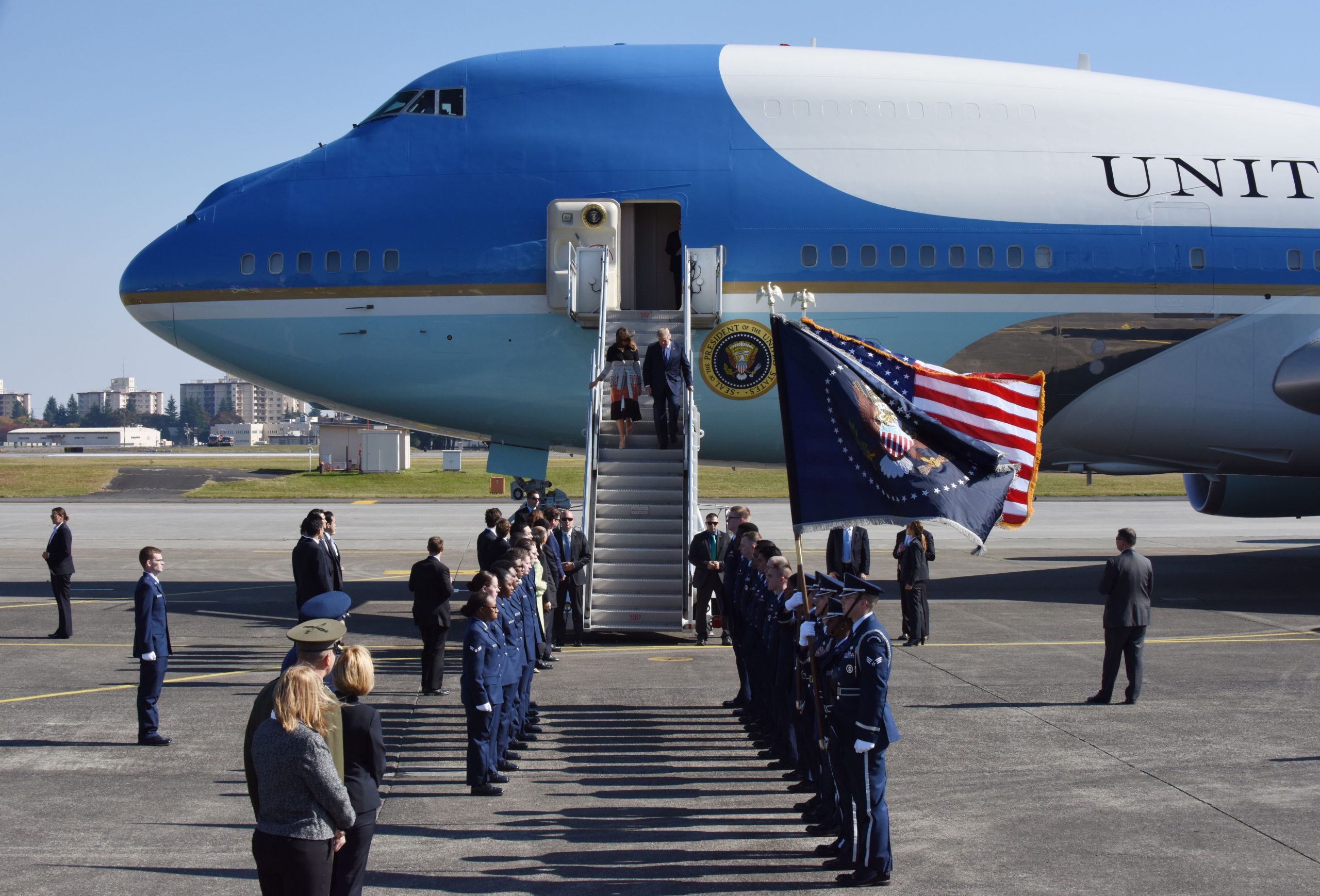 Donald Trump chega ao Japão, primeira etapa da sua visita à Ásia
