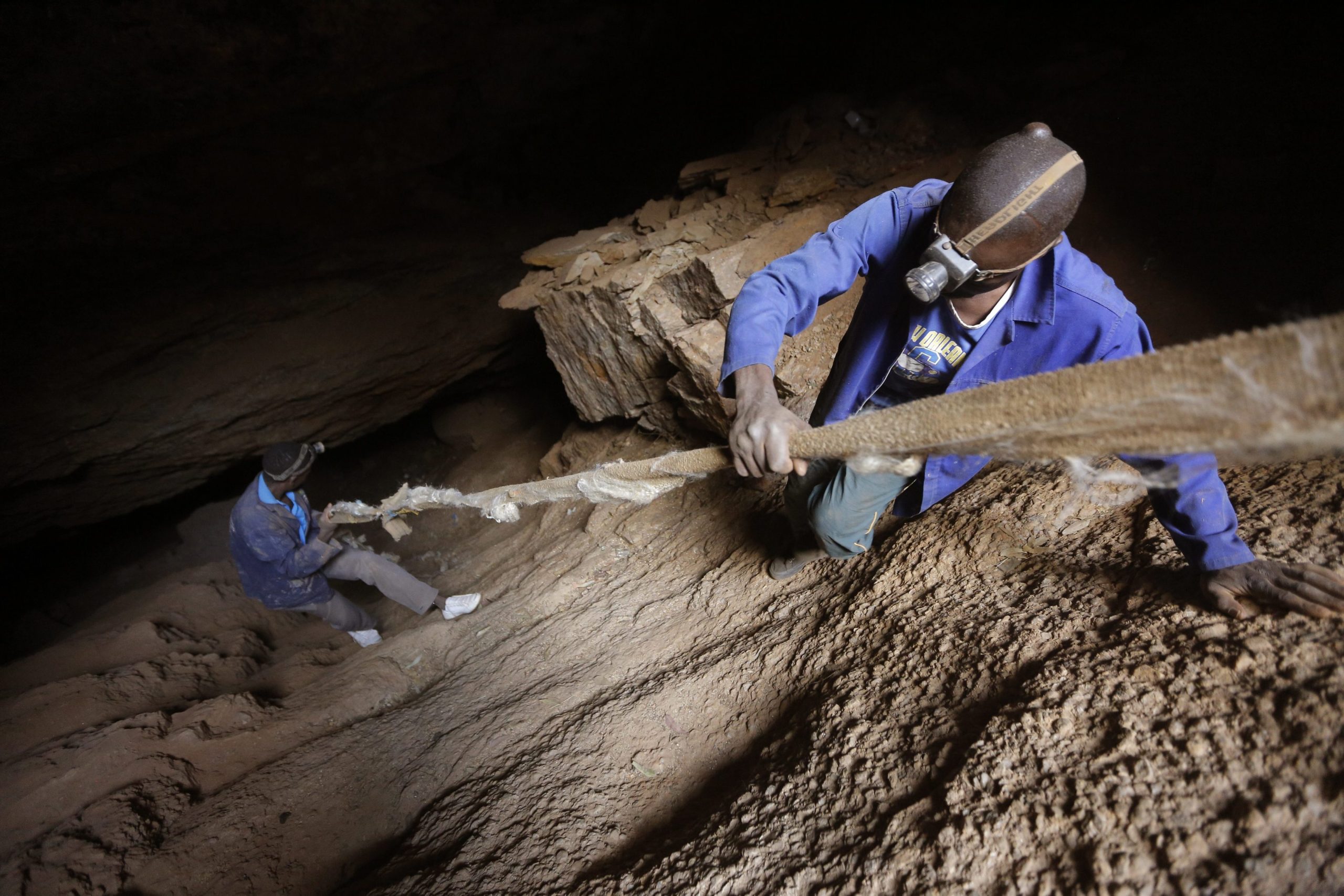 Polícia sul-africana descobre 20 corpos de mineiros em mina abandonada