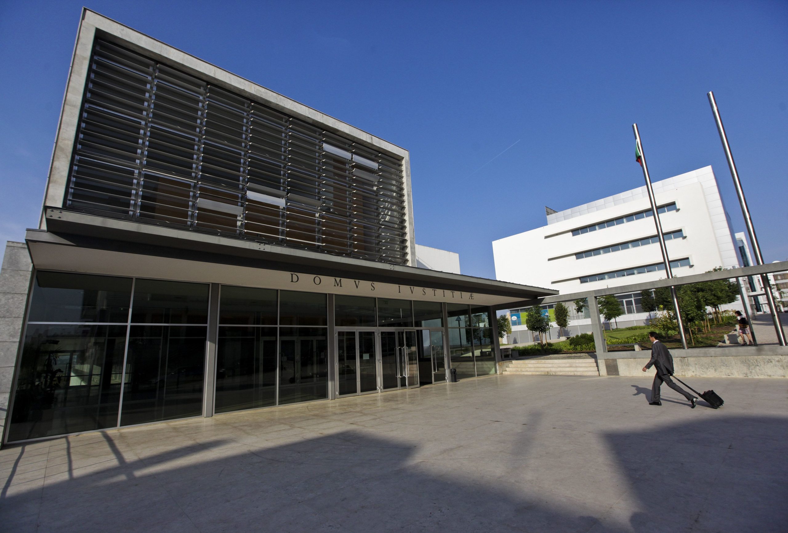 Gémeas que mataram recém-nascida no Seixal condenadas a 18 e 15 anos de prisão