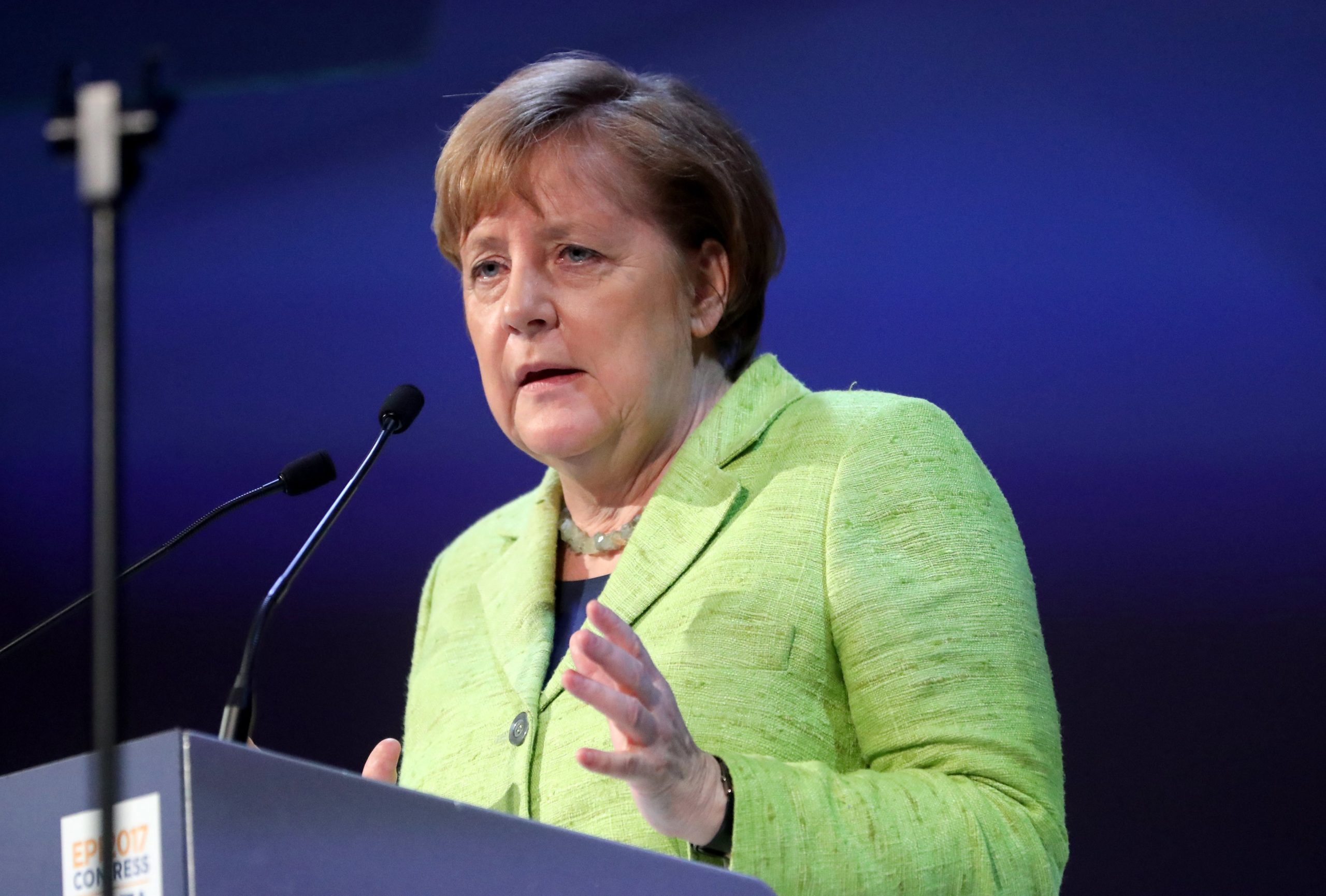 Angela Merkel “horrorizada” com “o repugnante” ataque à equipa do Dortmund