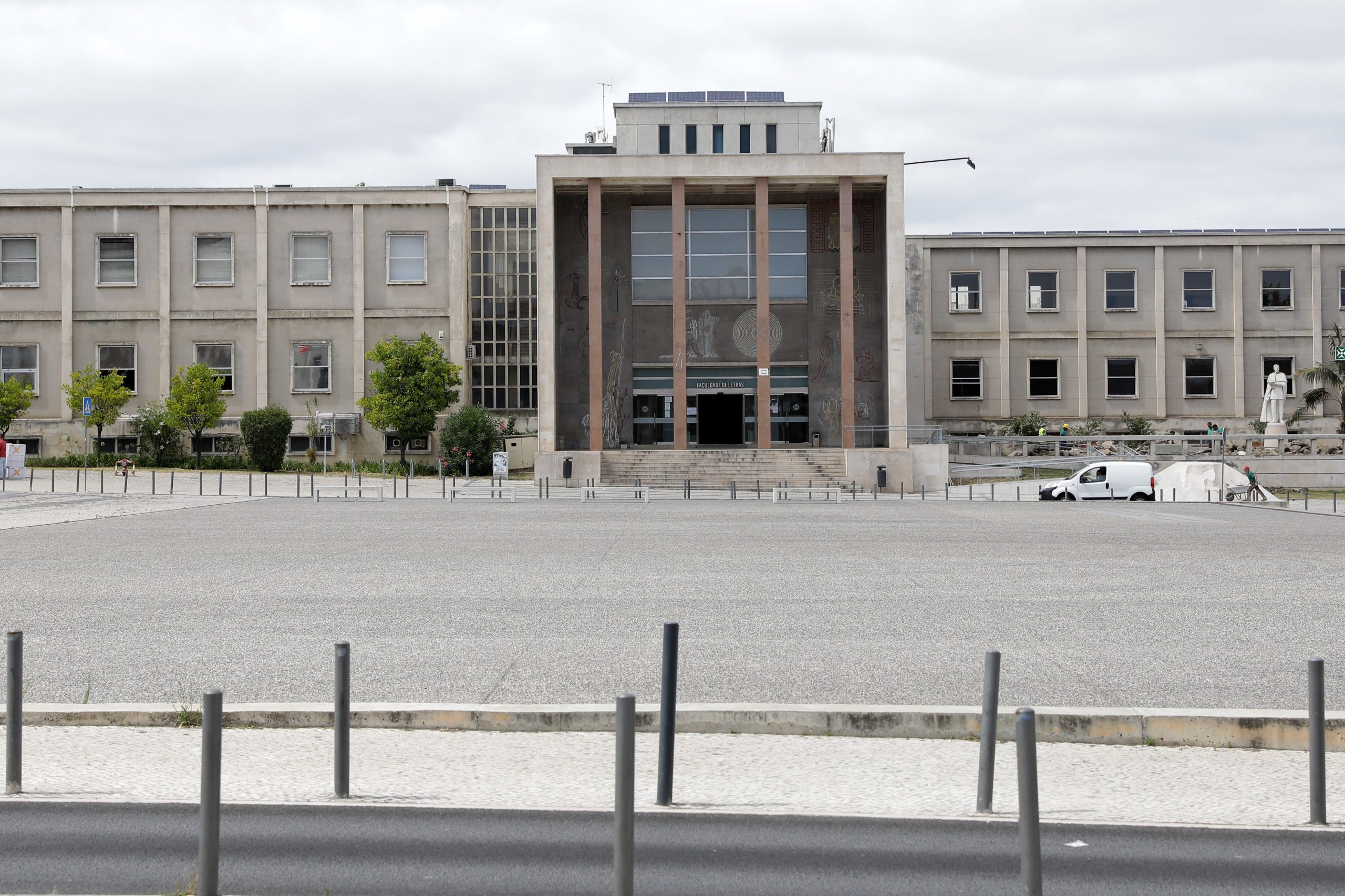 Cerca de 40 ativistas climáticos concentrados junto à Faculdade de Letras de Lisboa
