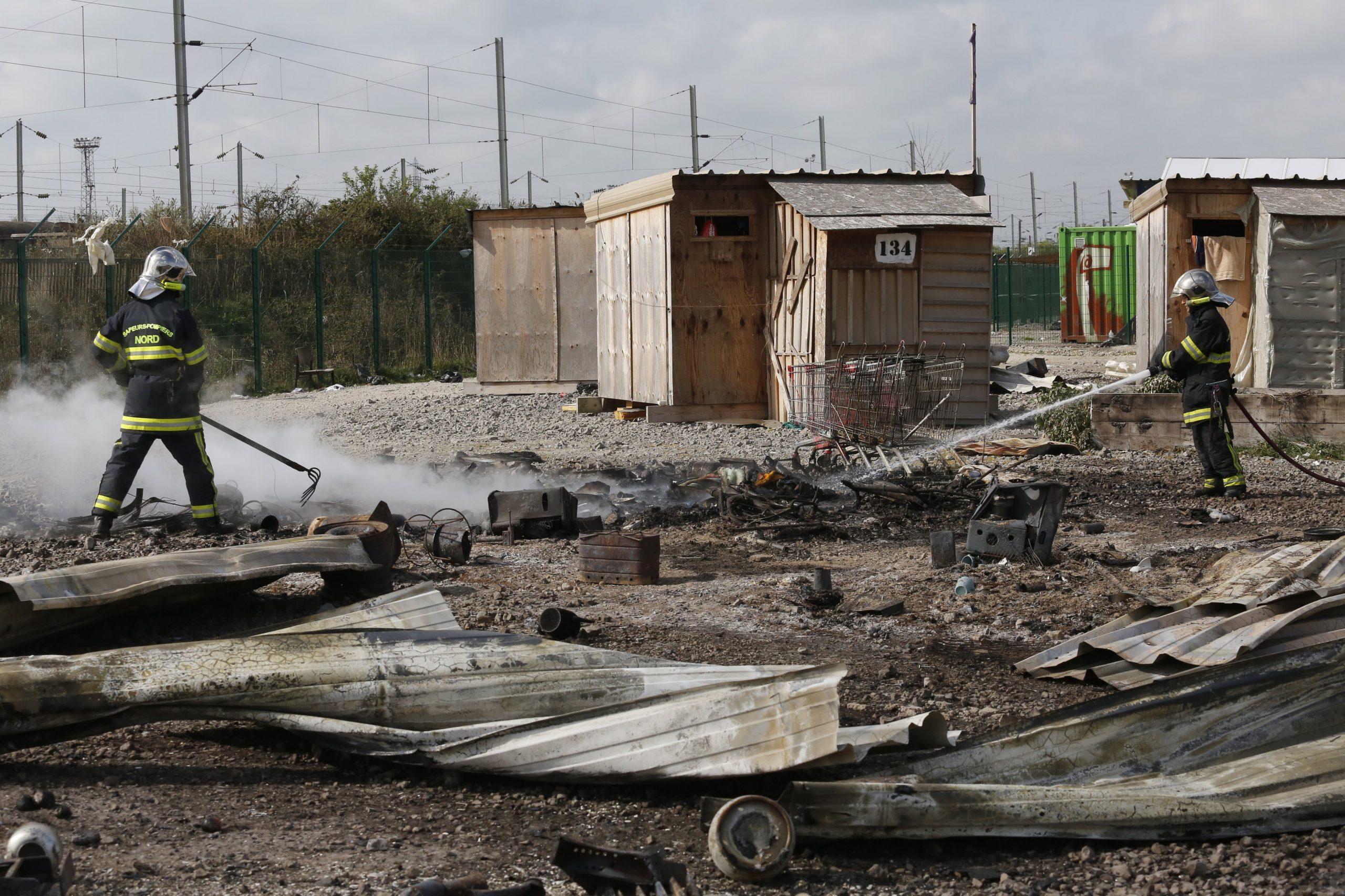 Centenas de migrantes desaparecidos de campo em França destruído pelo fogo