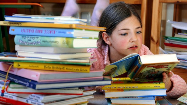 Criança a ler livro infantil