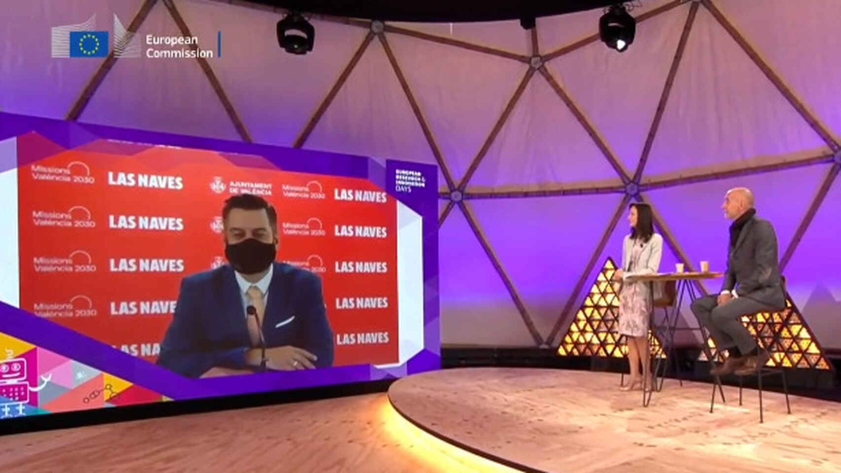 Político espanhol não sabe falar inglês e fez playback. Para disfarçar, usou uma máscara