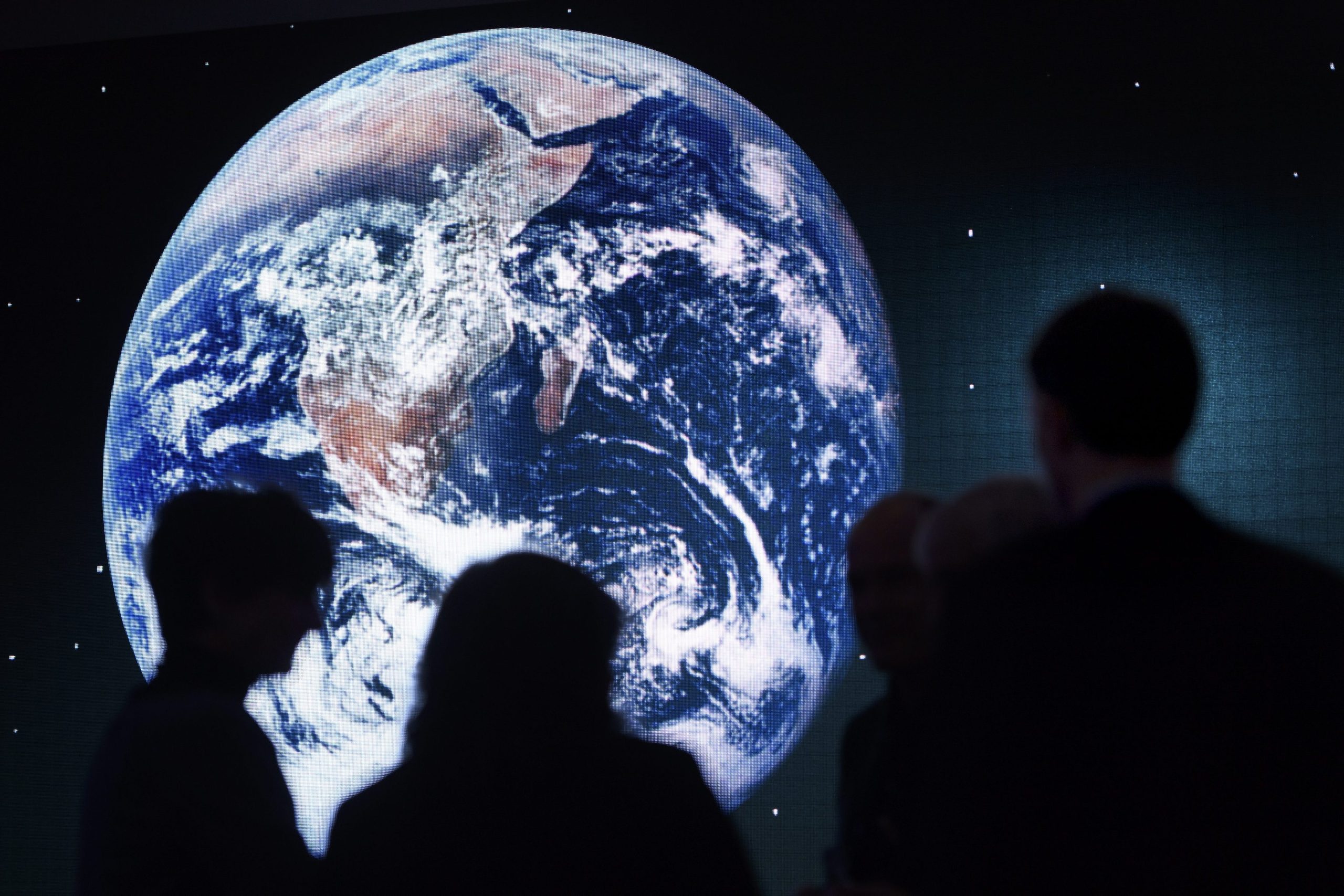 National Geographic junta bióloga marinha e astronauta para celebrar planeta