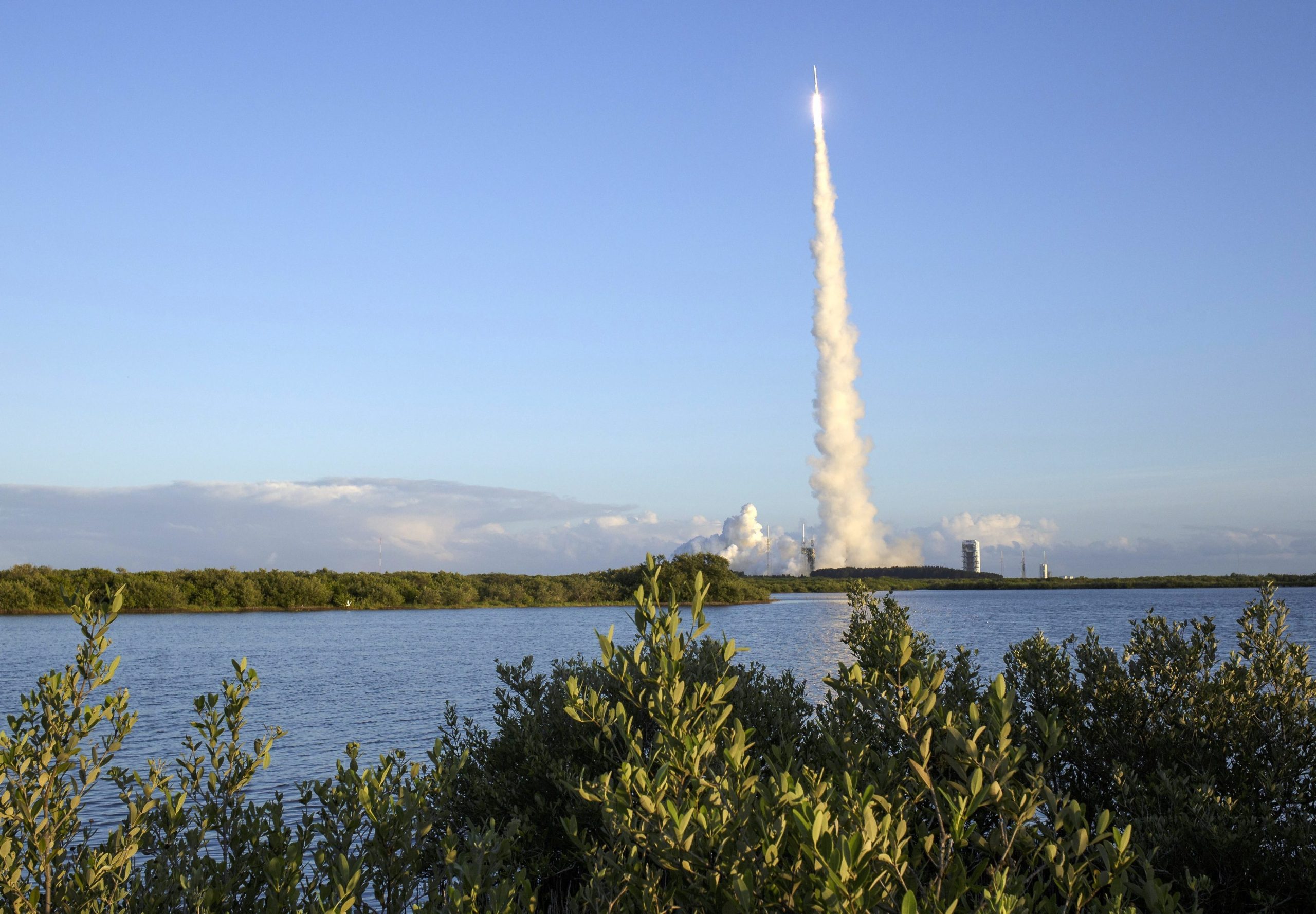 Sonda OSIRIS-REx aterra em asteroide Bennu para recolha de amostra