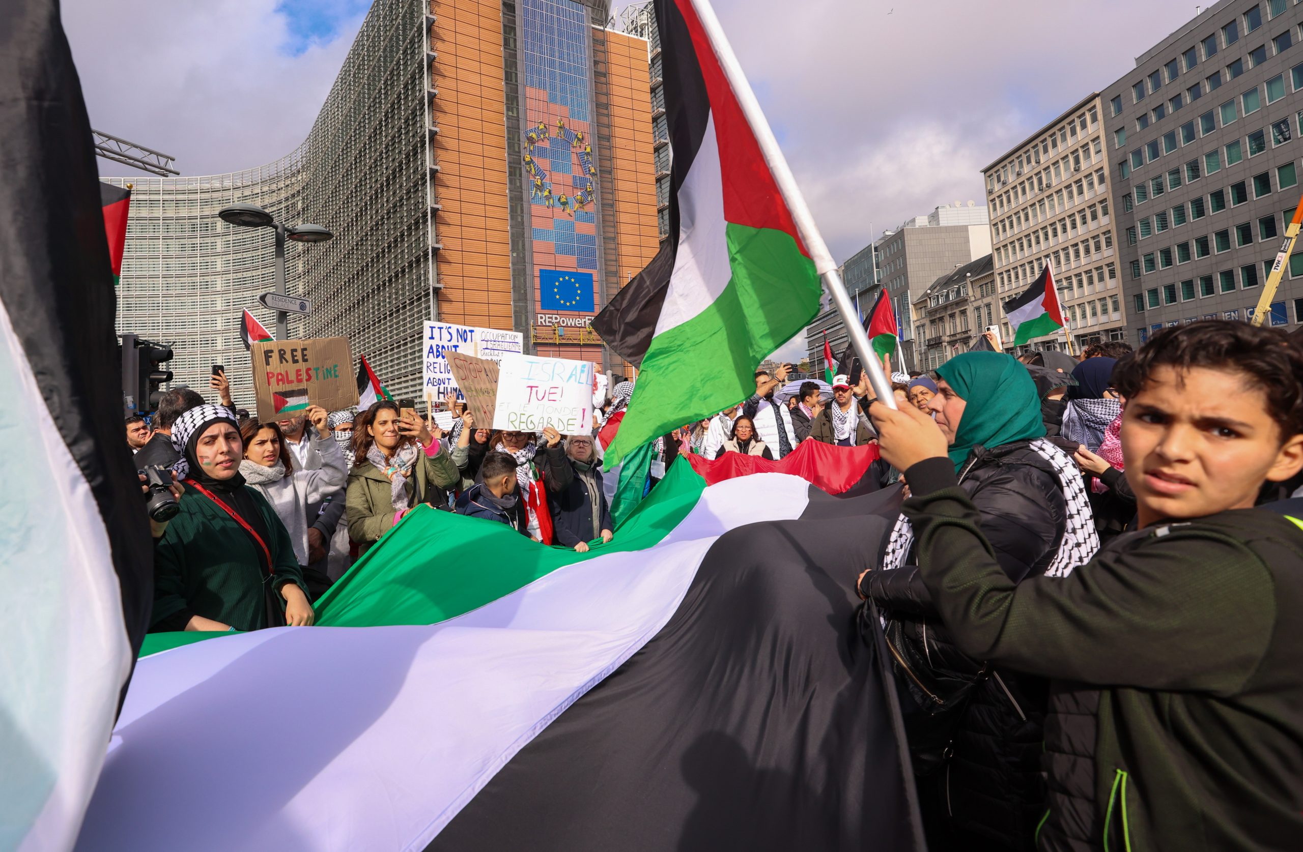 Milhares de pessoas exigem em Bruxelas o fim da intervenção militar em Gaza