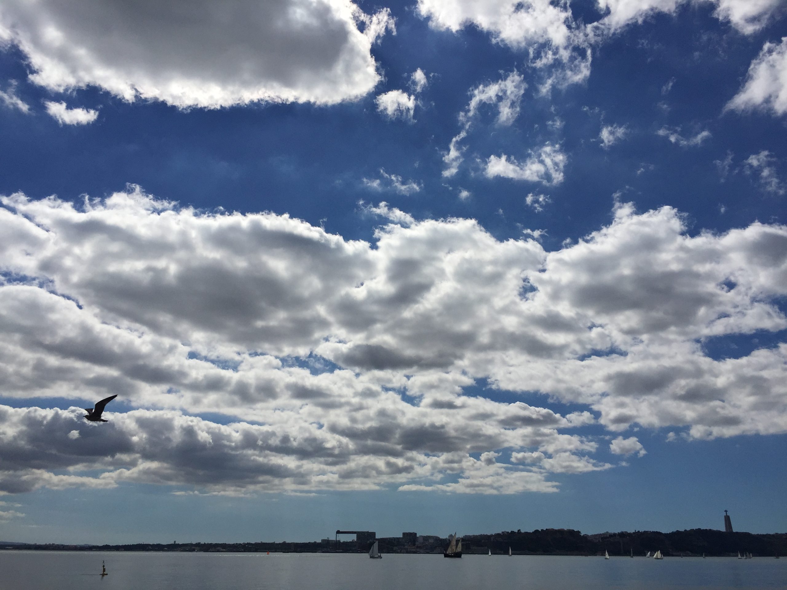 Céu limpo, vento forte e noite fria em Portugal. Céu muito nublado nas ilhas