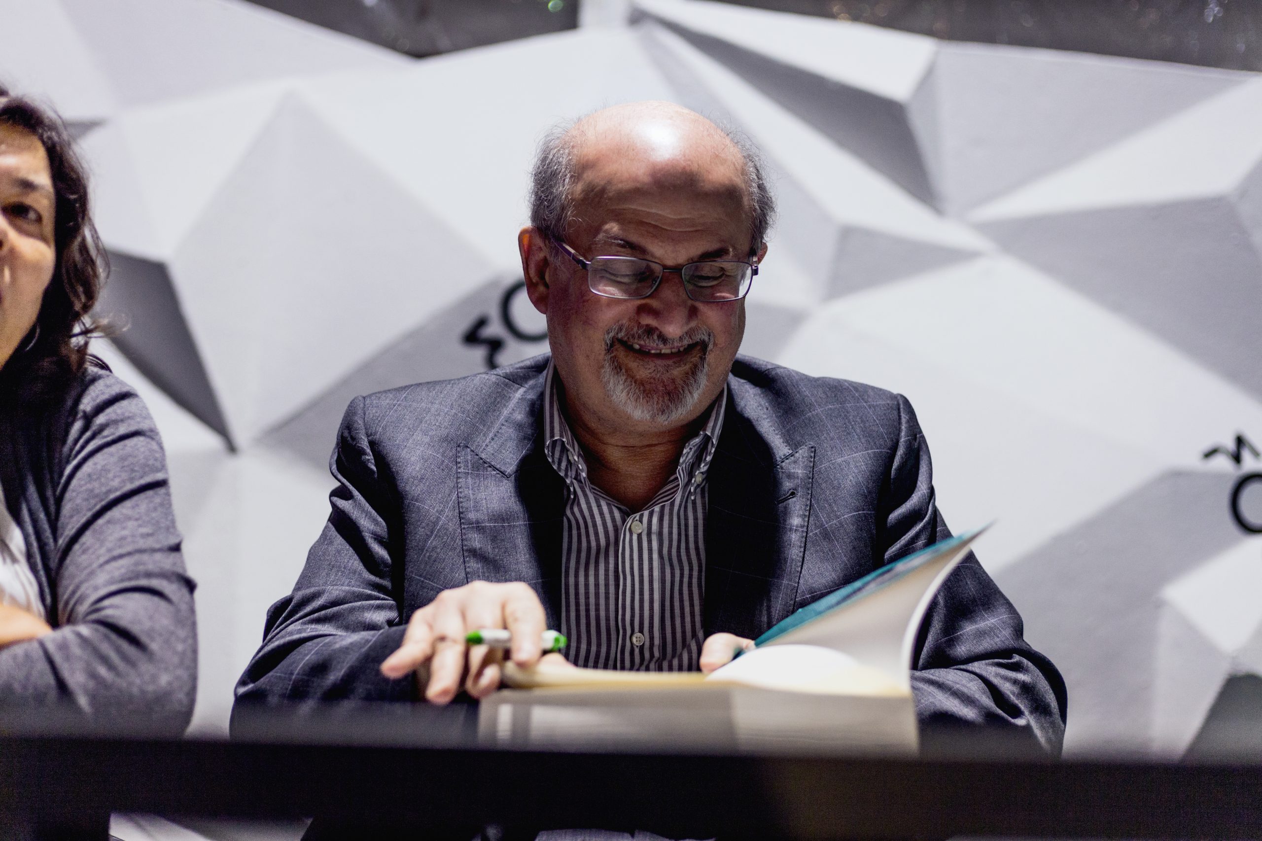 No novo livro de Salman Rushdie, Donald Trump é comparado ao vilão de Batman