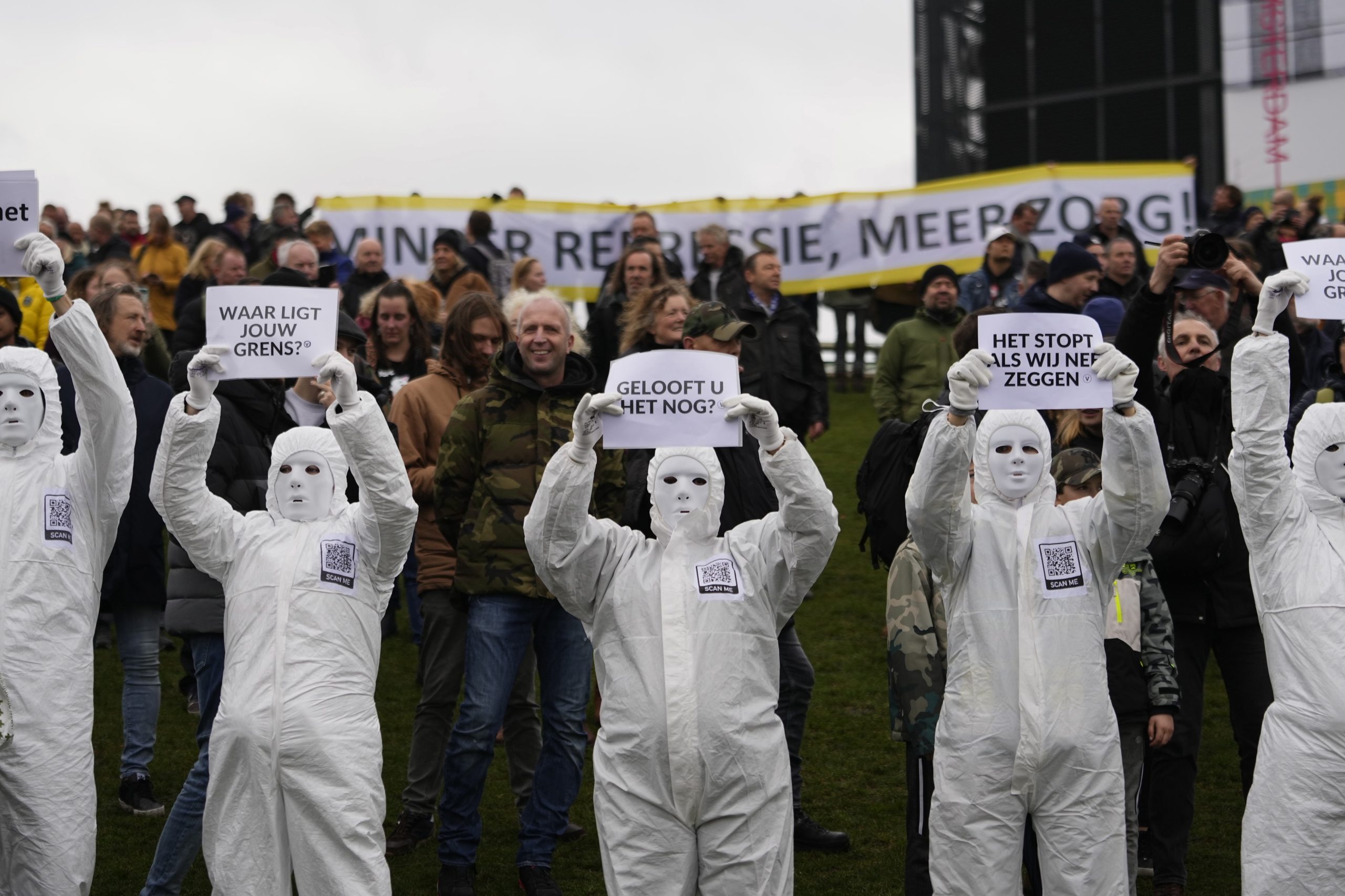 Milhares reúnem-se para protestar contra as restrições para combater a pandemia nos Países Baixos