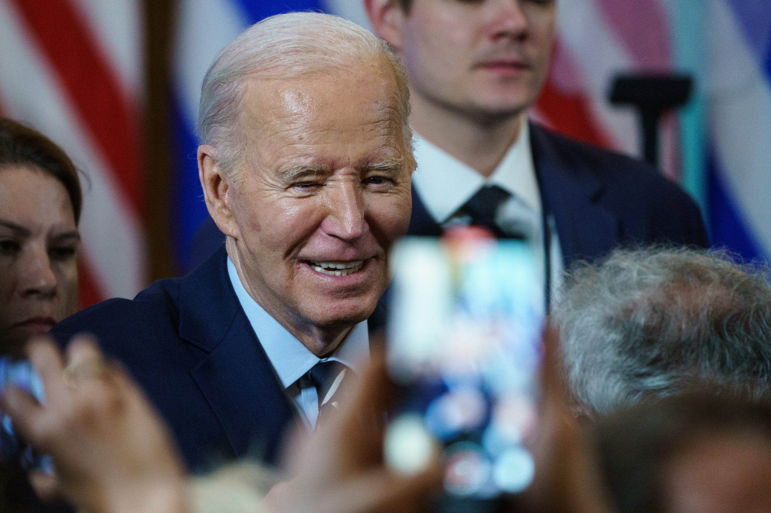Sondagens: distância mínima entre Trump e  Biden com o atual presidente em recuperação
