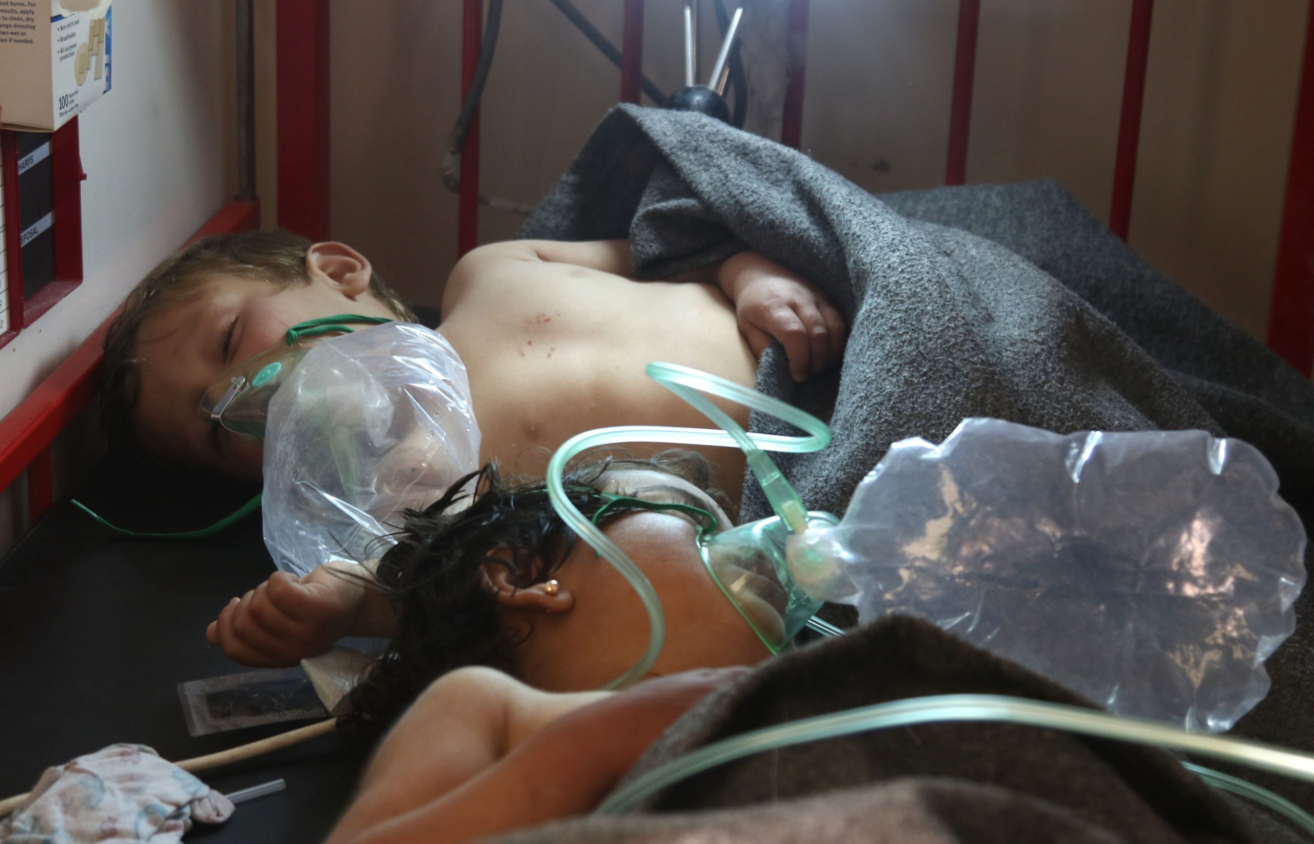 Síria: Hospital que tratava vítimas de ataque aéreo com gás tóxico foi bombardeado