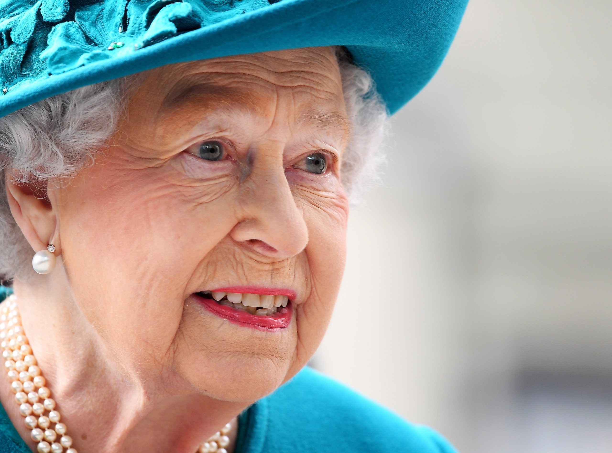 Covid-19: Rainha Isabel II voltou ao trabalho após infeção