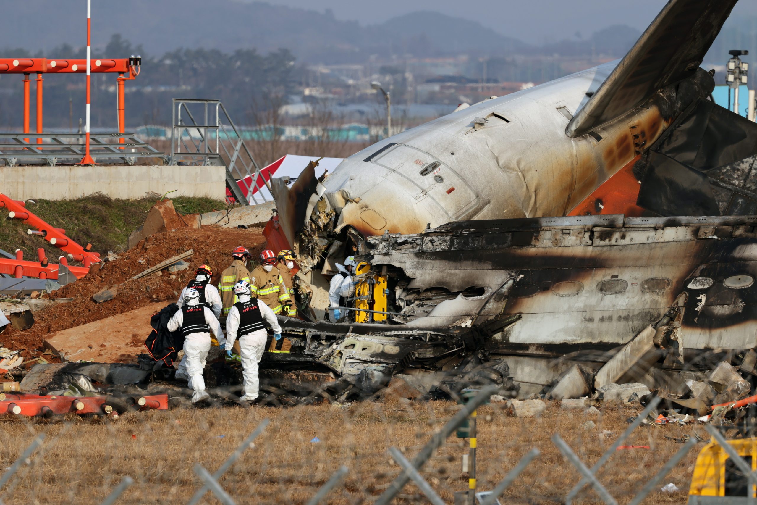 Veja as imagens dos trabalhos junto ao avião que se despenhou na Coreia do Sul