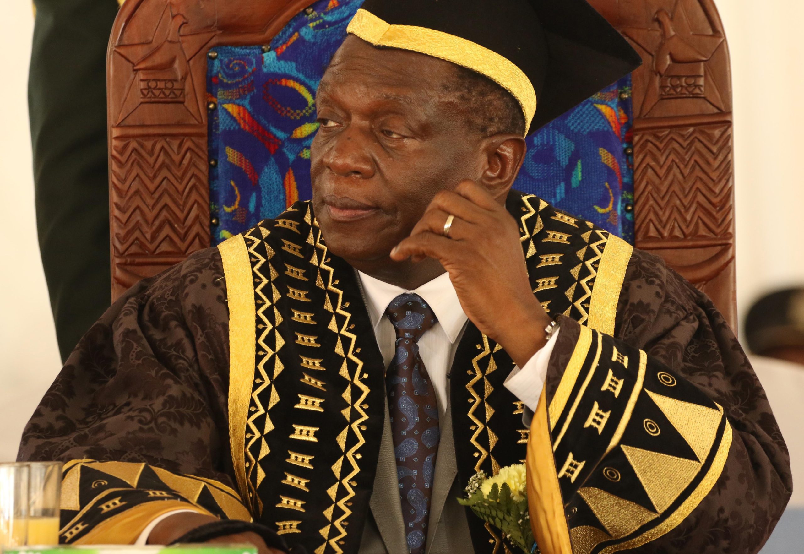 Presidente do Zimbabué presta juramento perante novo gabinete do partido